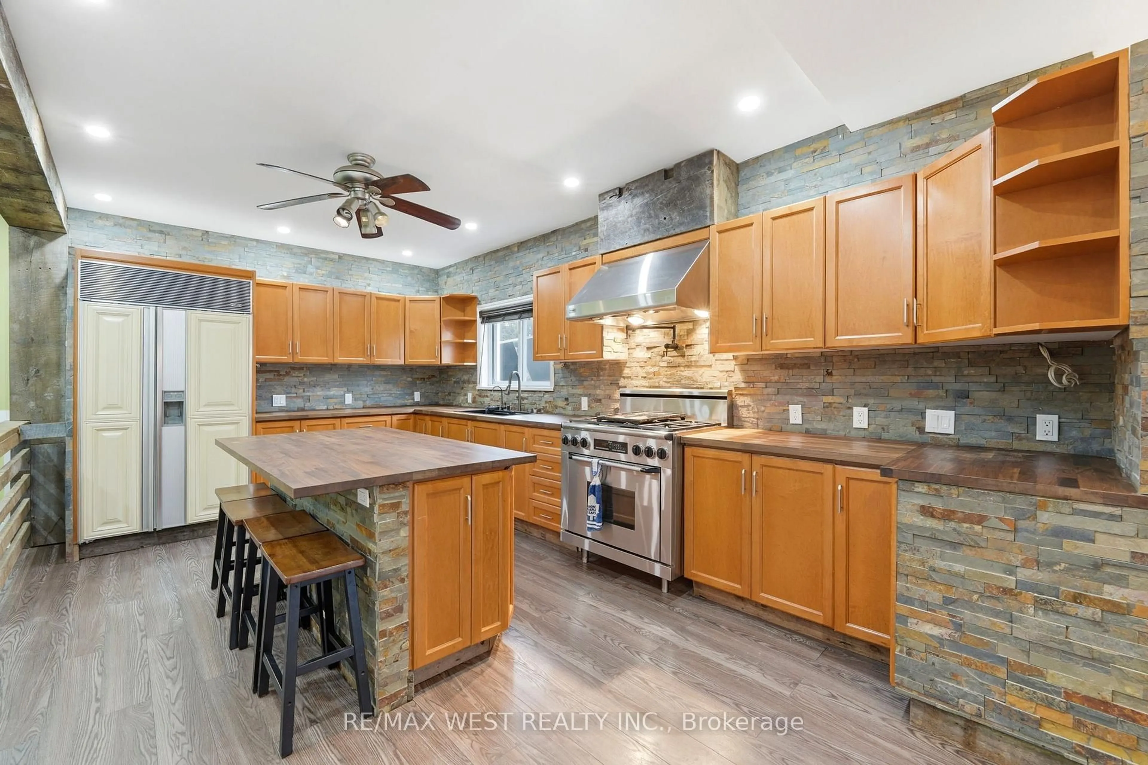 Open concept kitchen, ceramic/tile floor for 94 Mill St, Uxbridge Ontario L3P 1H4