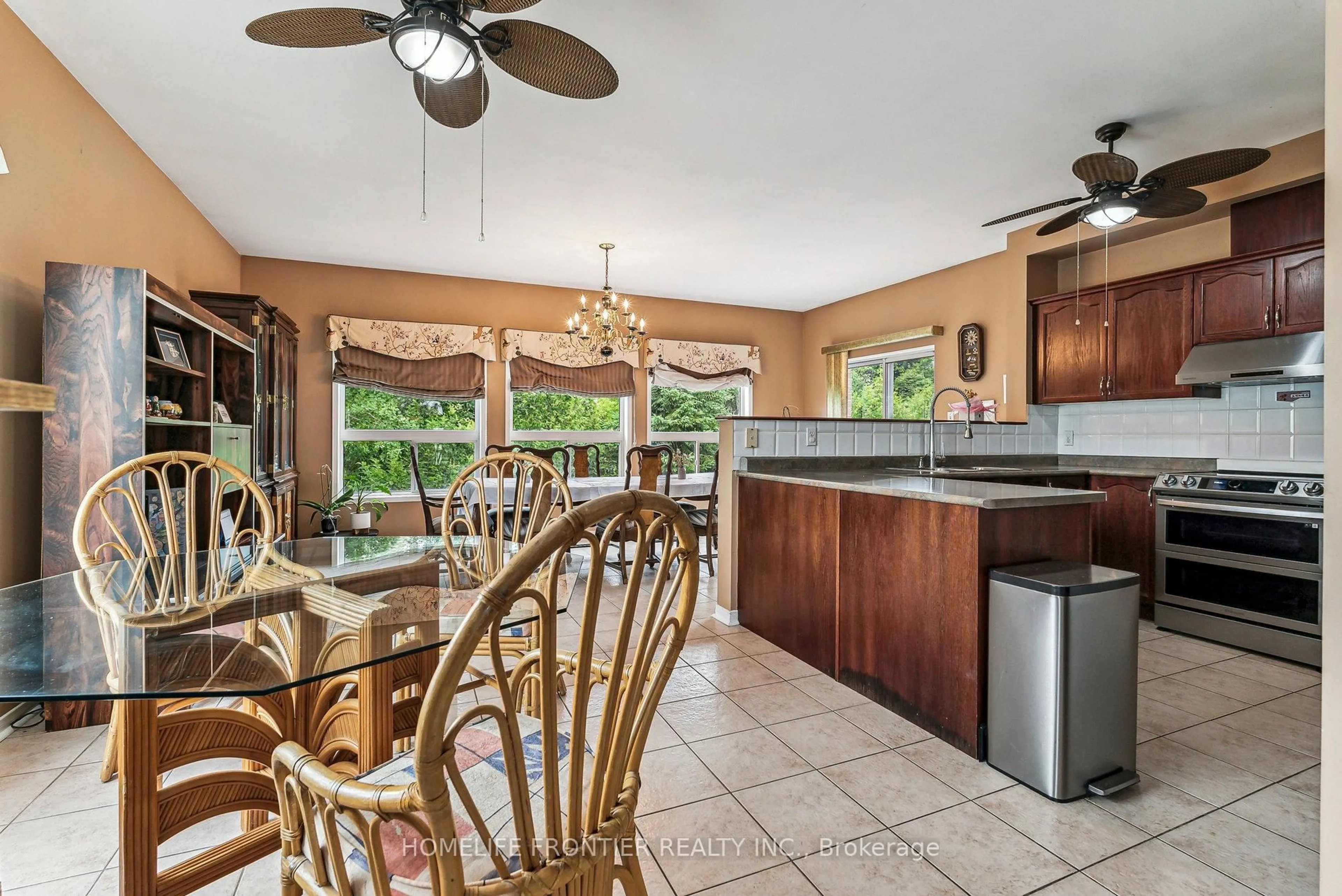 Open concept kitchen, ceramic/tile floor for 1906 Webster Blvd, Innisfil Ontario L9S 2A6