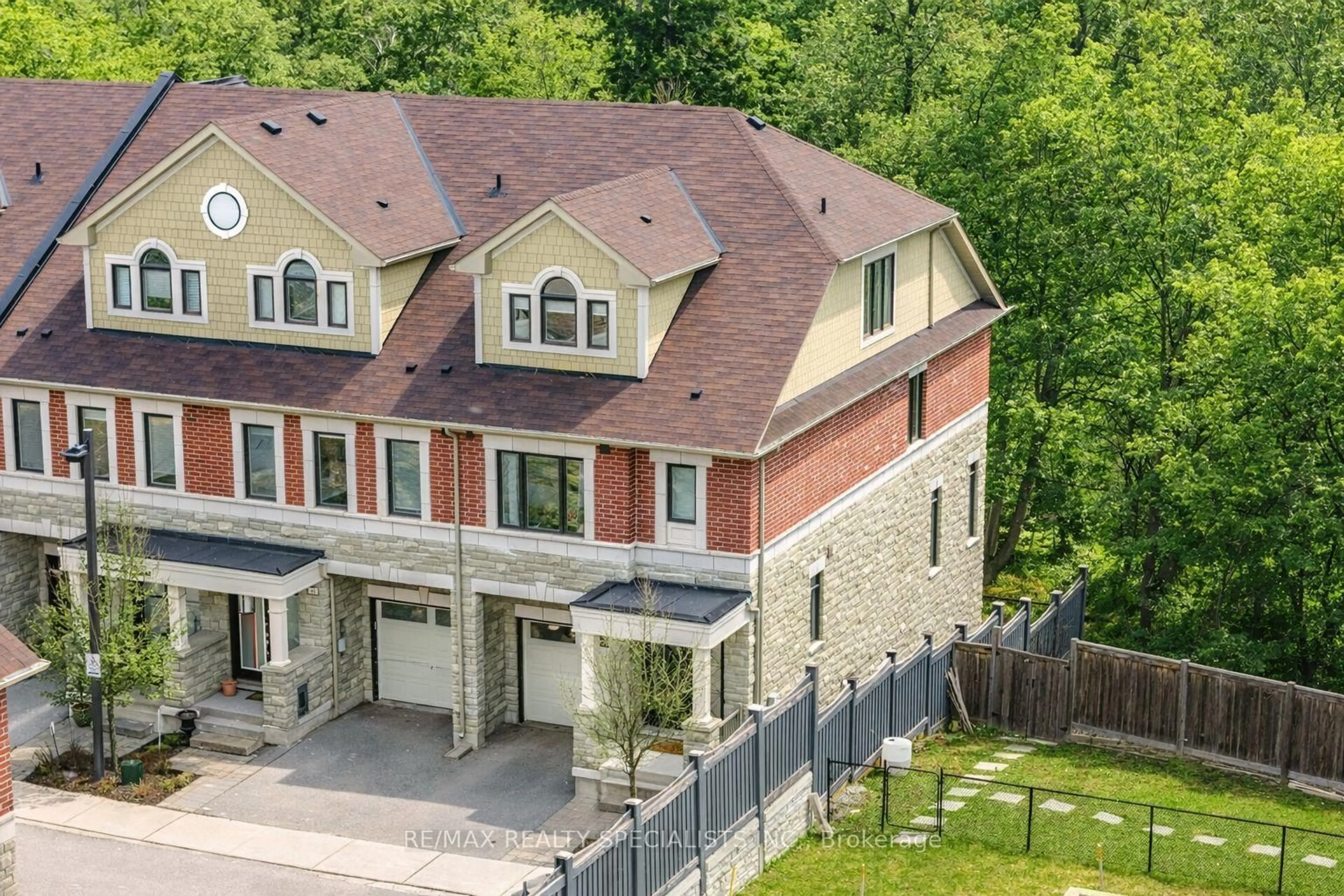 A pic from outside/outdoor area/front of a property/back of a property/a pic from drone, street for 57 Hiawatha Crt, Vaughan Ontario L4L 0J2