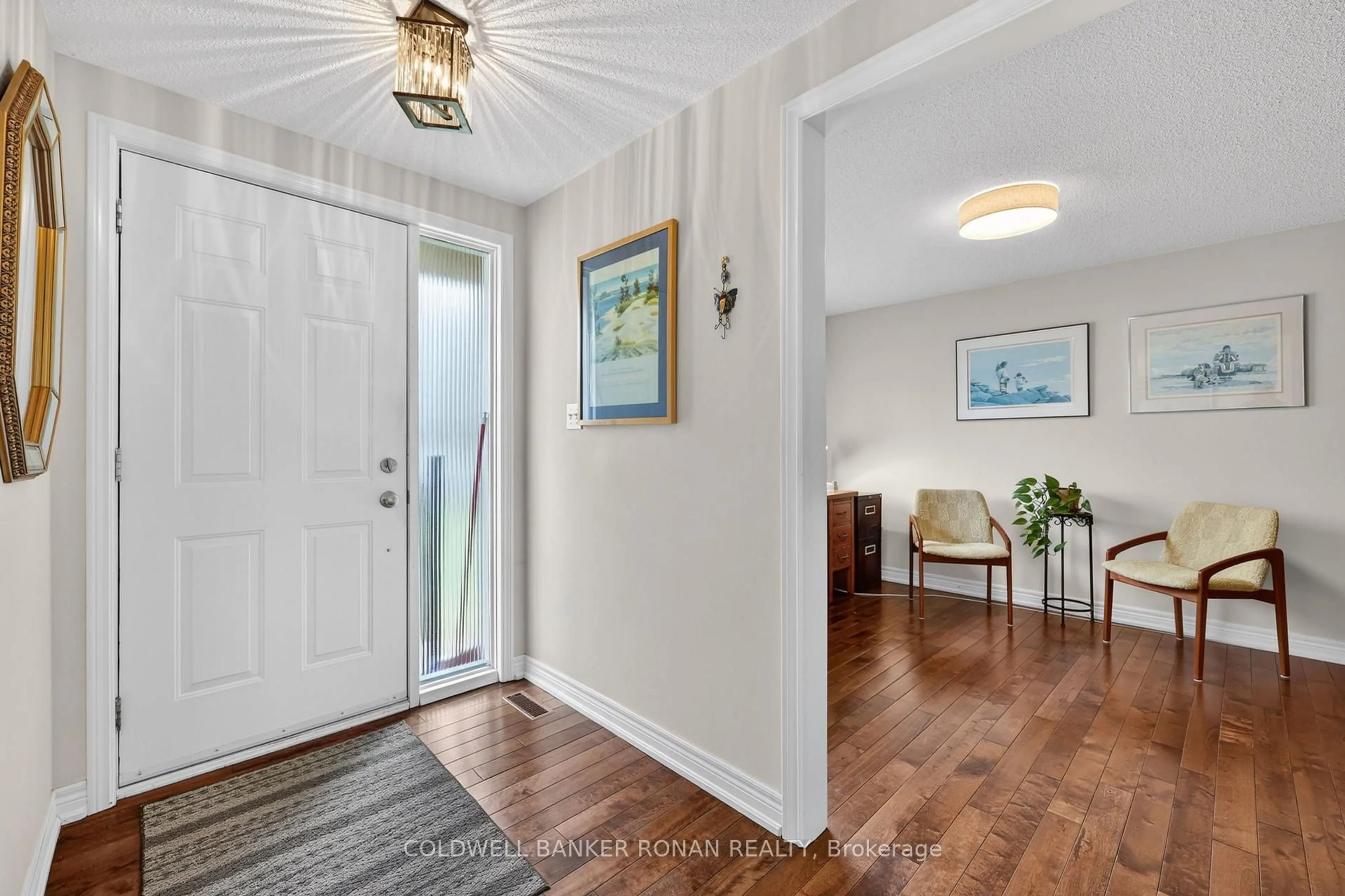 Indoor entryway for 105 Tecumseth Pines Dr, New Tecumseth Ontario L0G 1W0