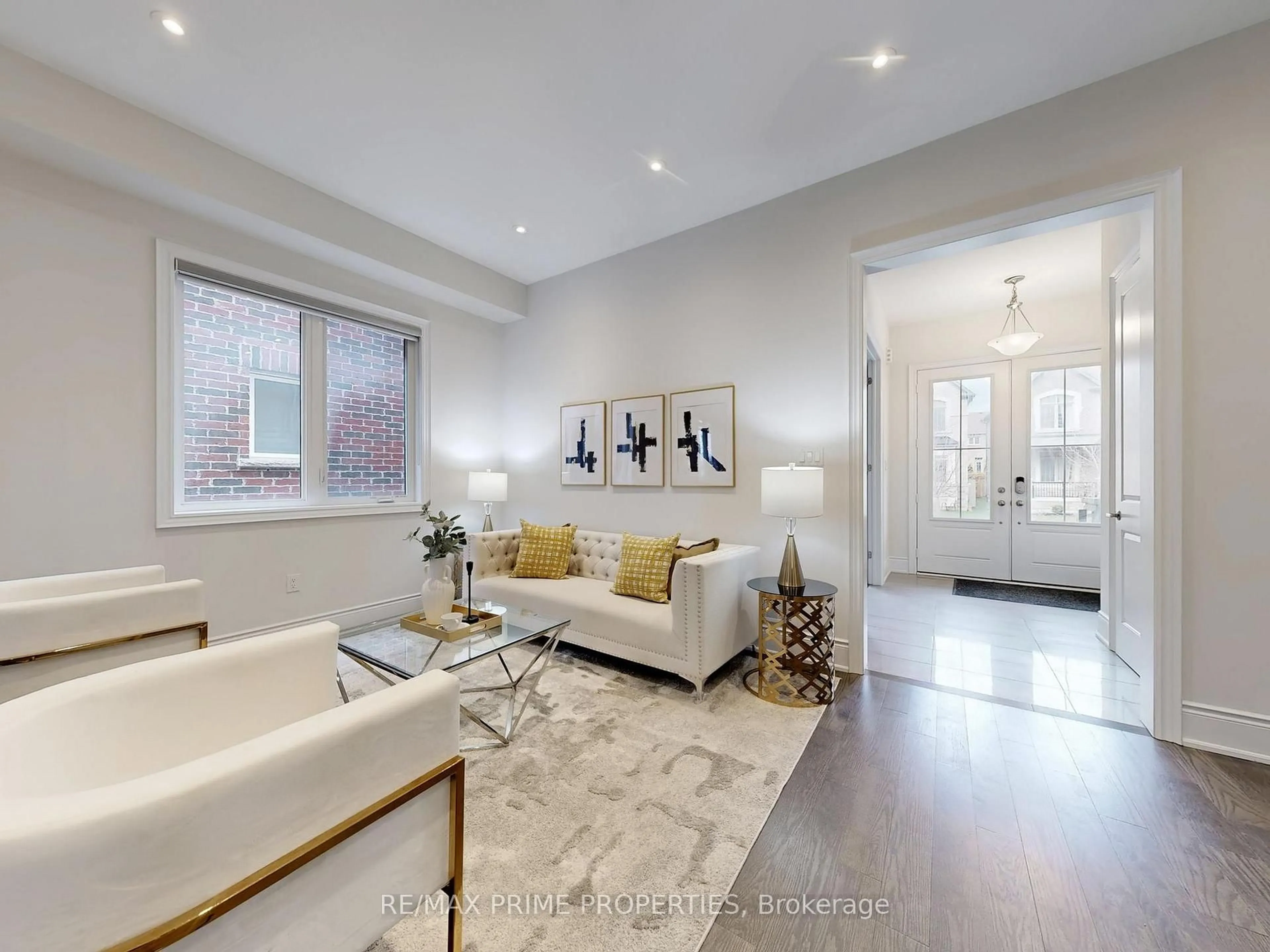 Living room with furniture, unknown for 46 Scrivener Dr, Aurora Ontario L4G 0Y8