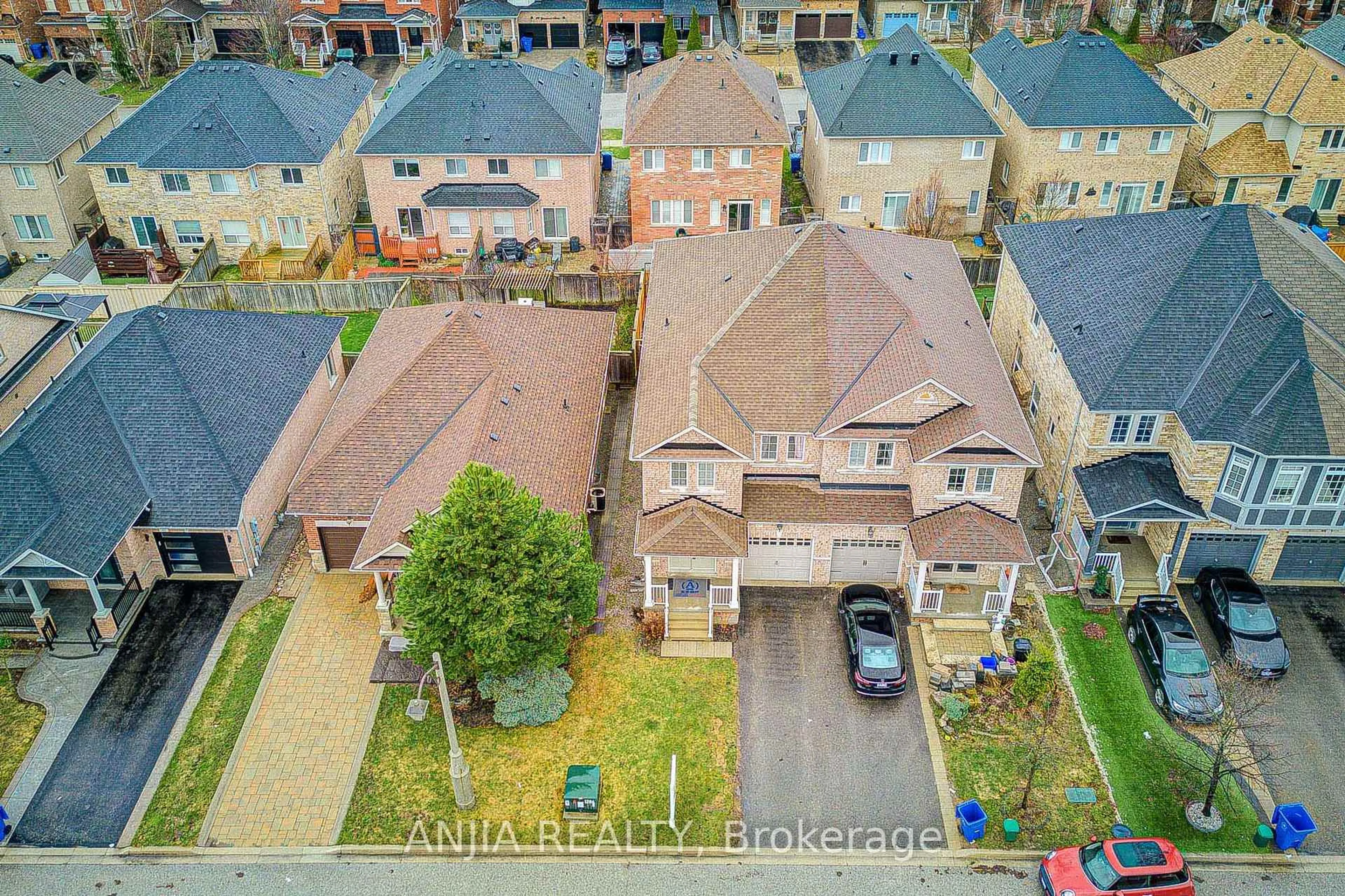 A pic from outside/outdoor area/front of a property/back of a property/a pic from drone, street for 29 Butterwood Lane, Whitchurch-Stouffville Ontario L4A 0M7