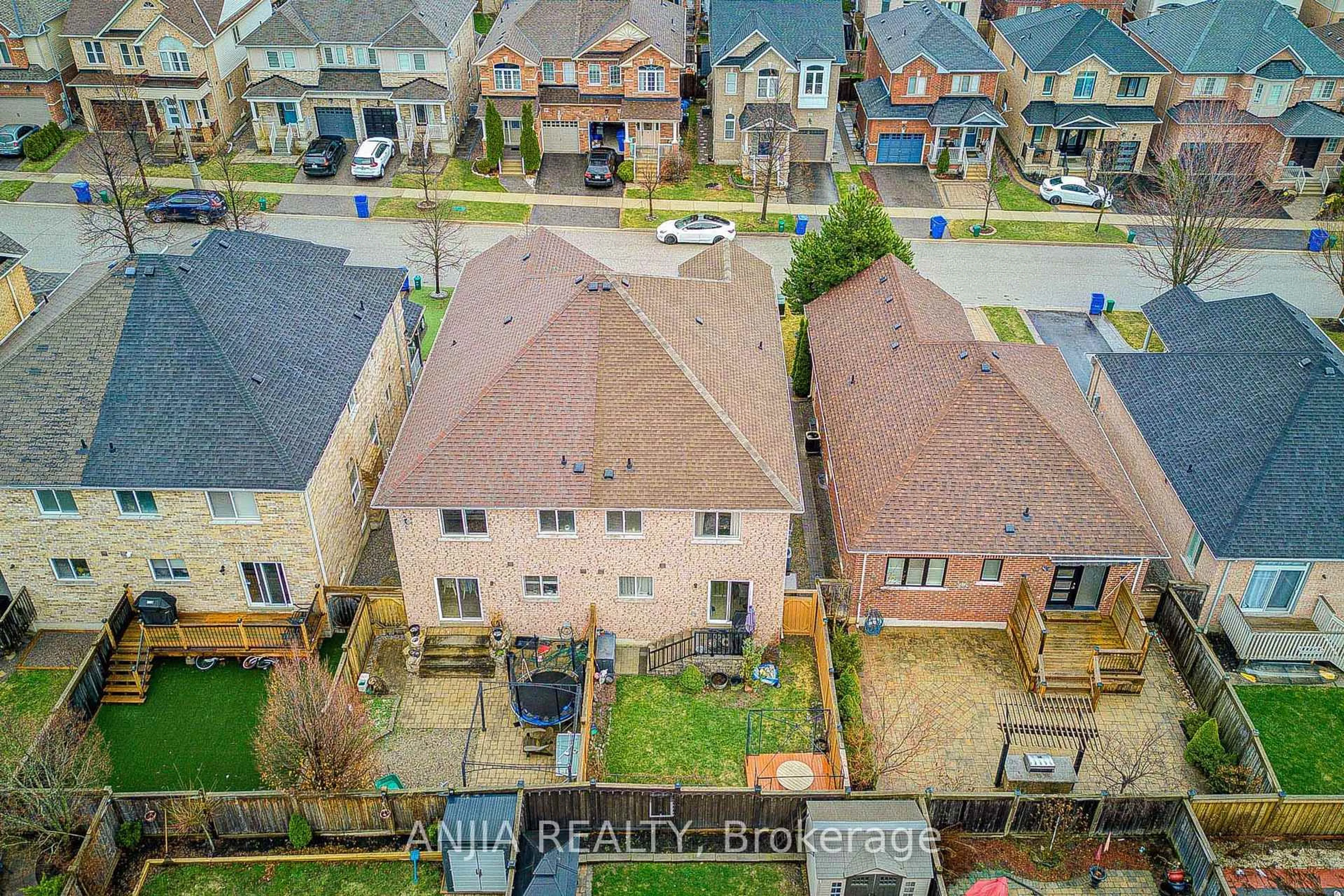 A pic from outside/outdoor area/front of a property/back of a property/a pic from drone, street for 29 Butterwood Lane, Whitchurch-Stouffville Ontario L4A 0M7