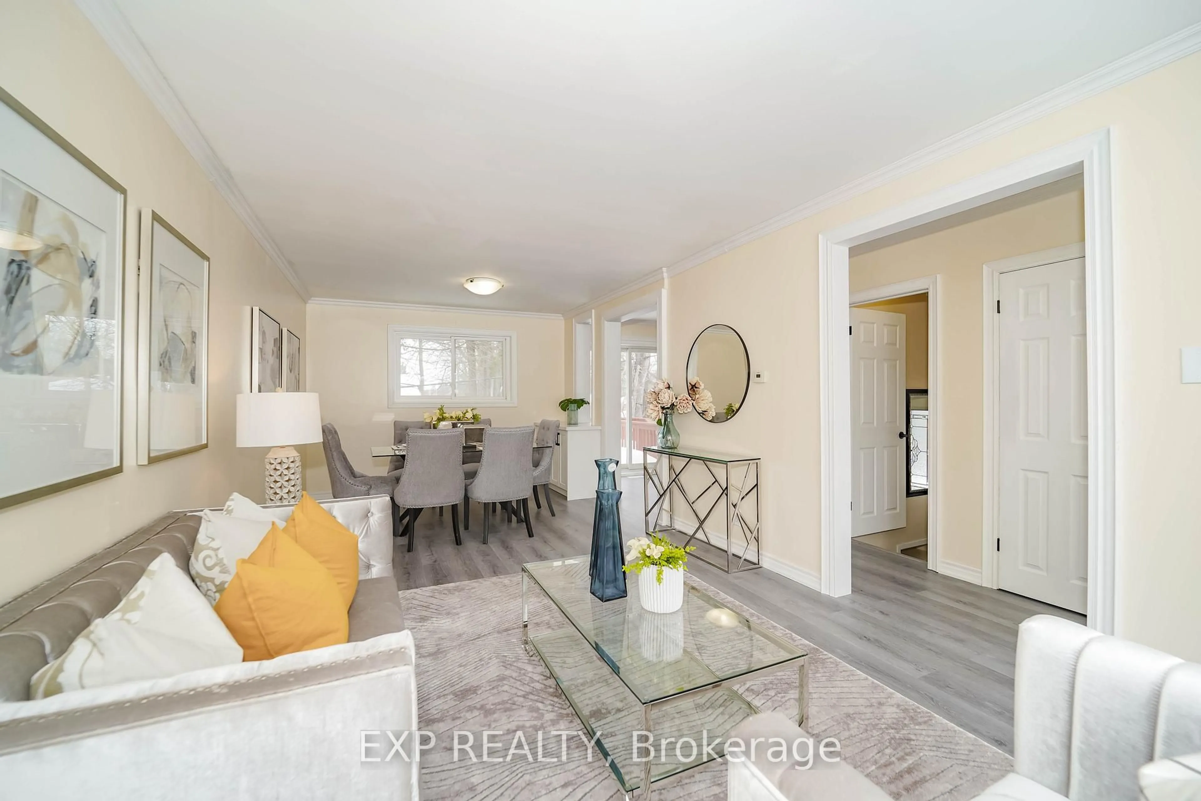 Living room with furniture, unknown for 22 Jones Crt, Aurora Ontario L4G 2B8