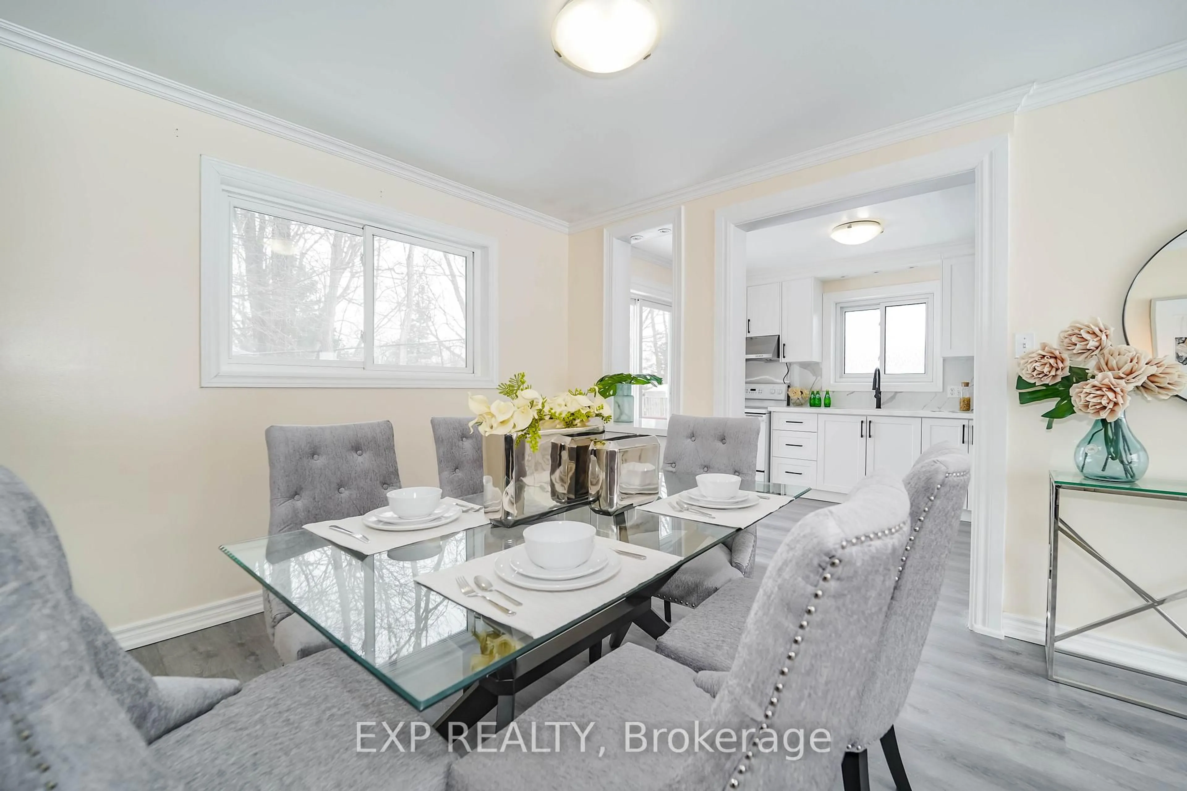 Dining room, unknown for 22 Jones Crt, Aurora Ontario L4G 2B8