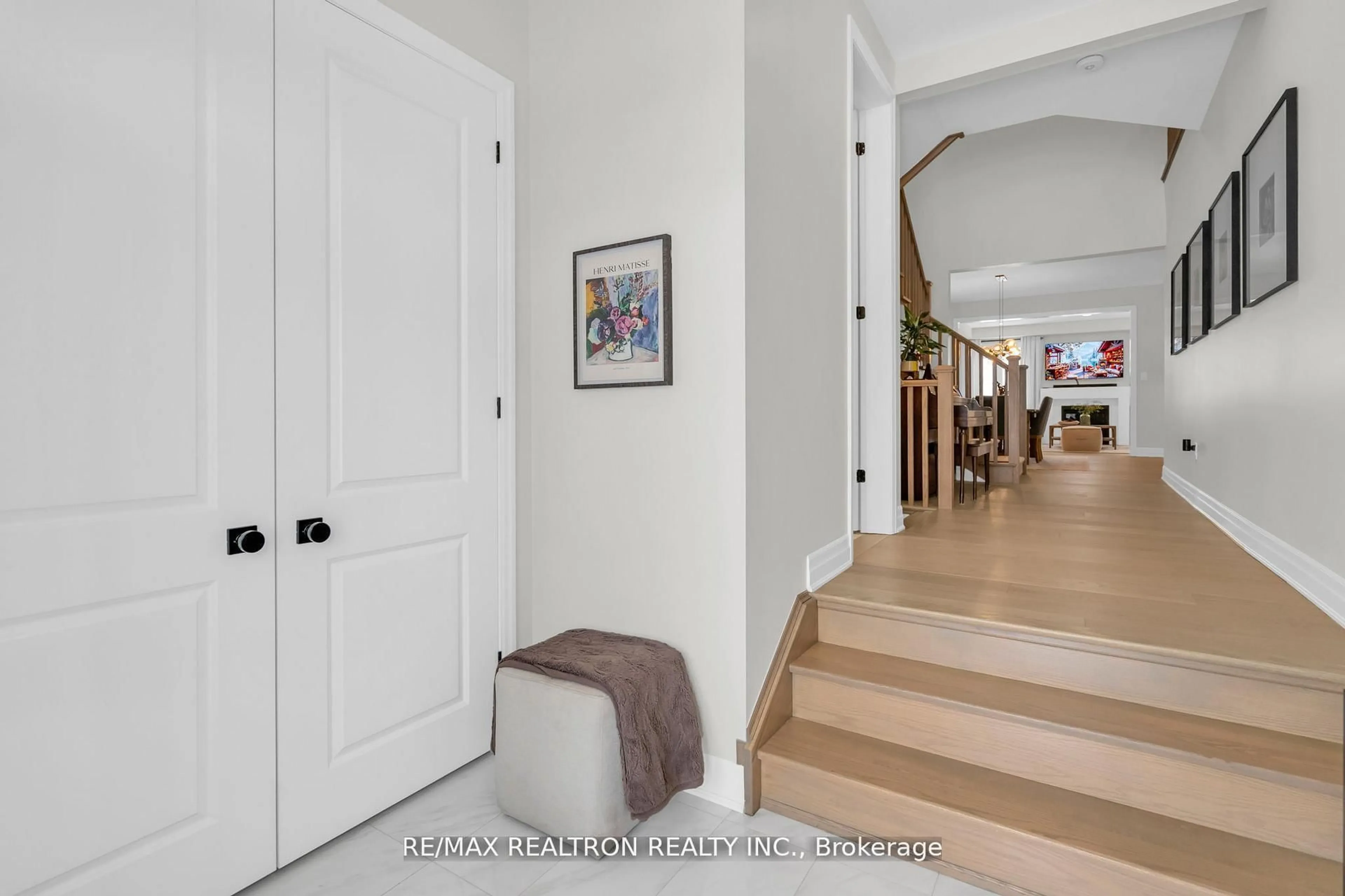 Indoor entryway for 669 Newlove St, Innisfil Ontario L9S 0R9