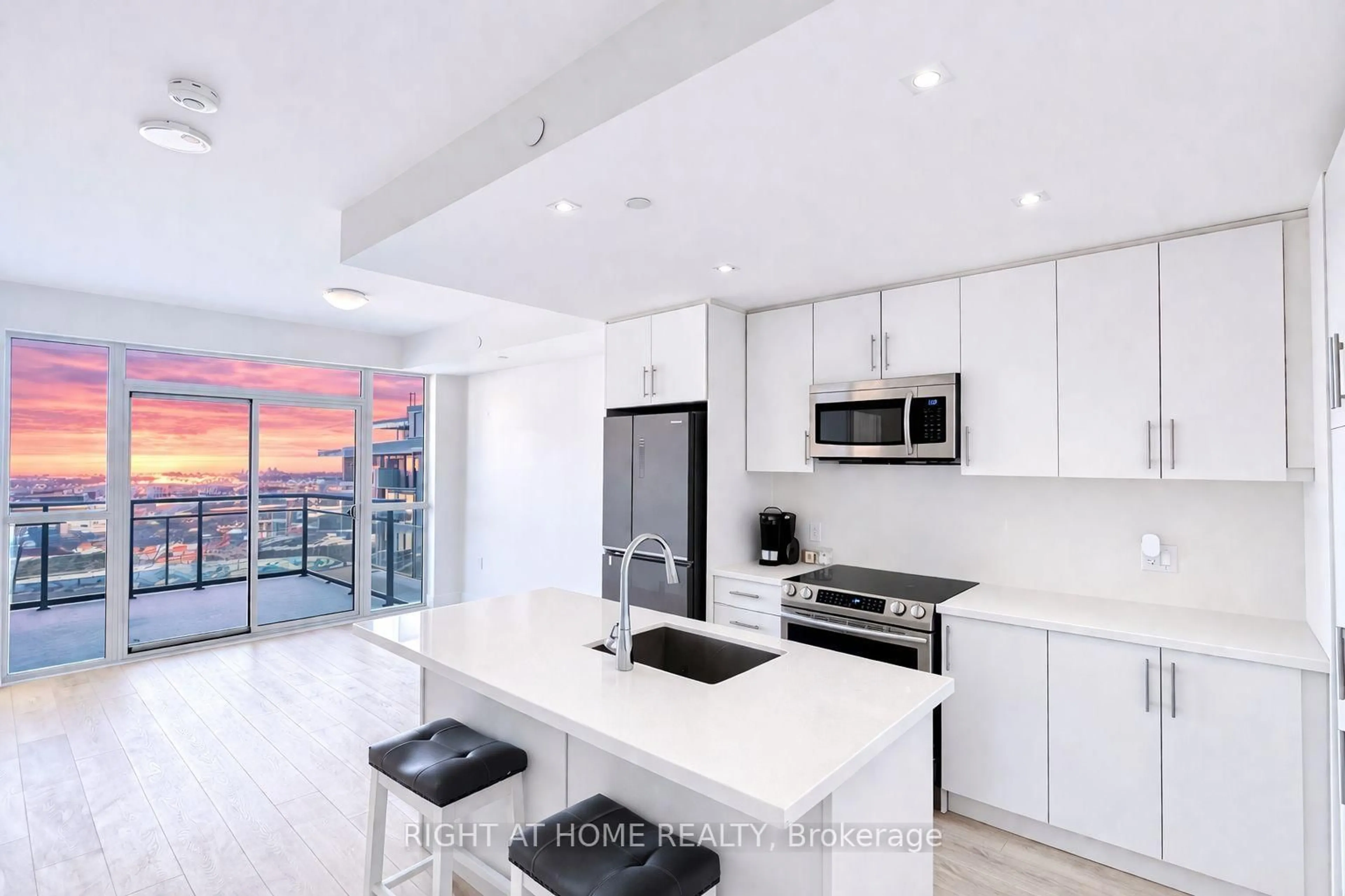 Open concept kitchen, ceramic/tile floor for 375 Sea Ray Ave #345, Innisfil Ontario L9S 0N9