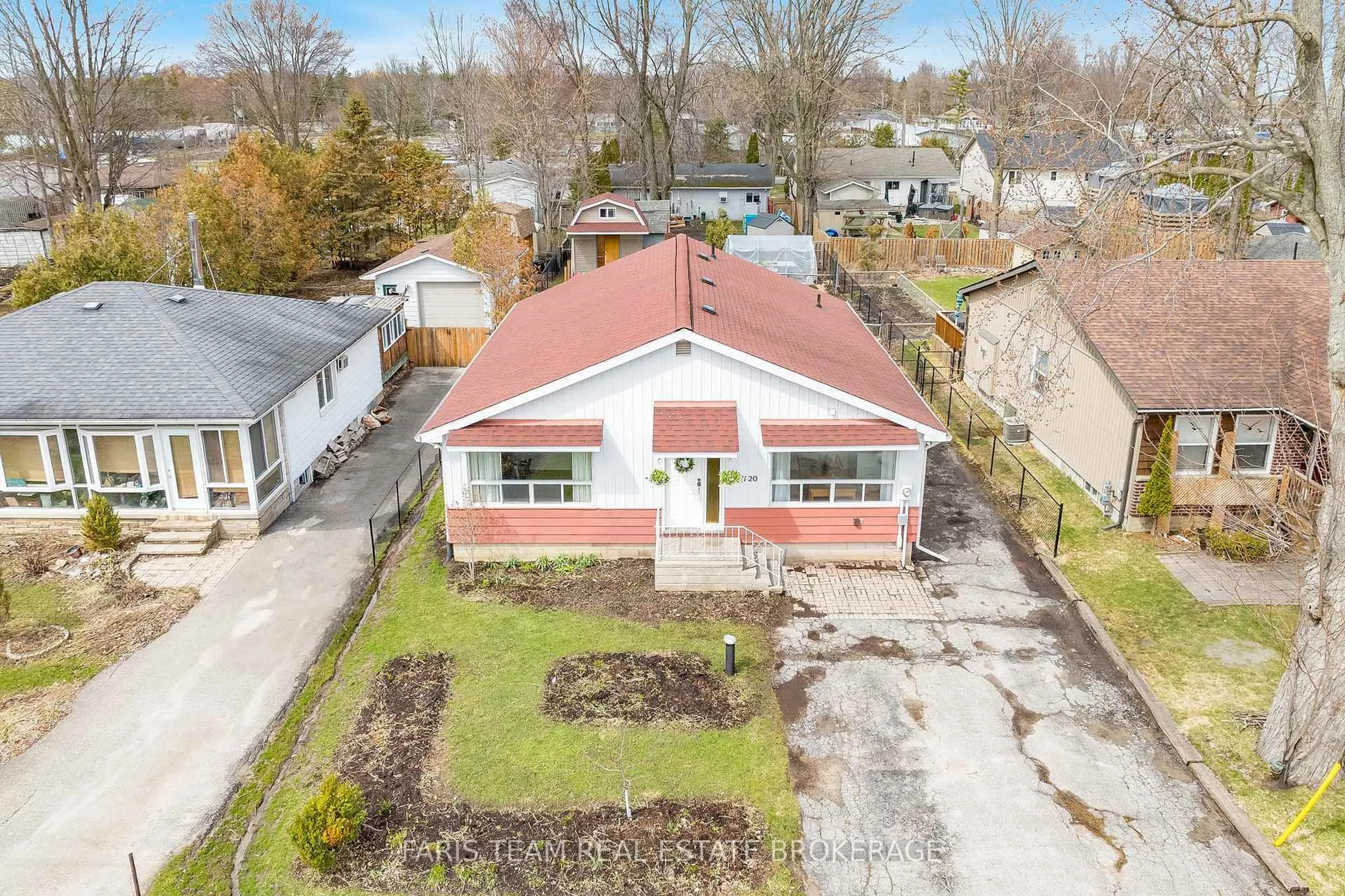 A pic from outside/outdoor area/front of a property/back of a property/a pic from drone, street for 1120 Lindy Lane, Innisfil Ontario L0L 1R0