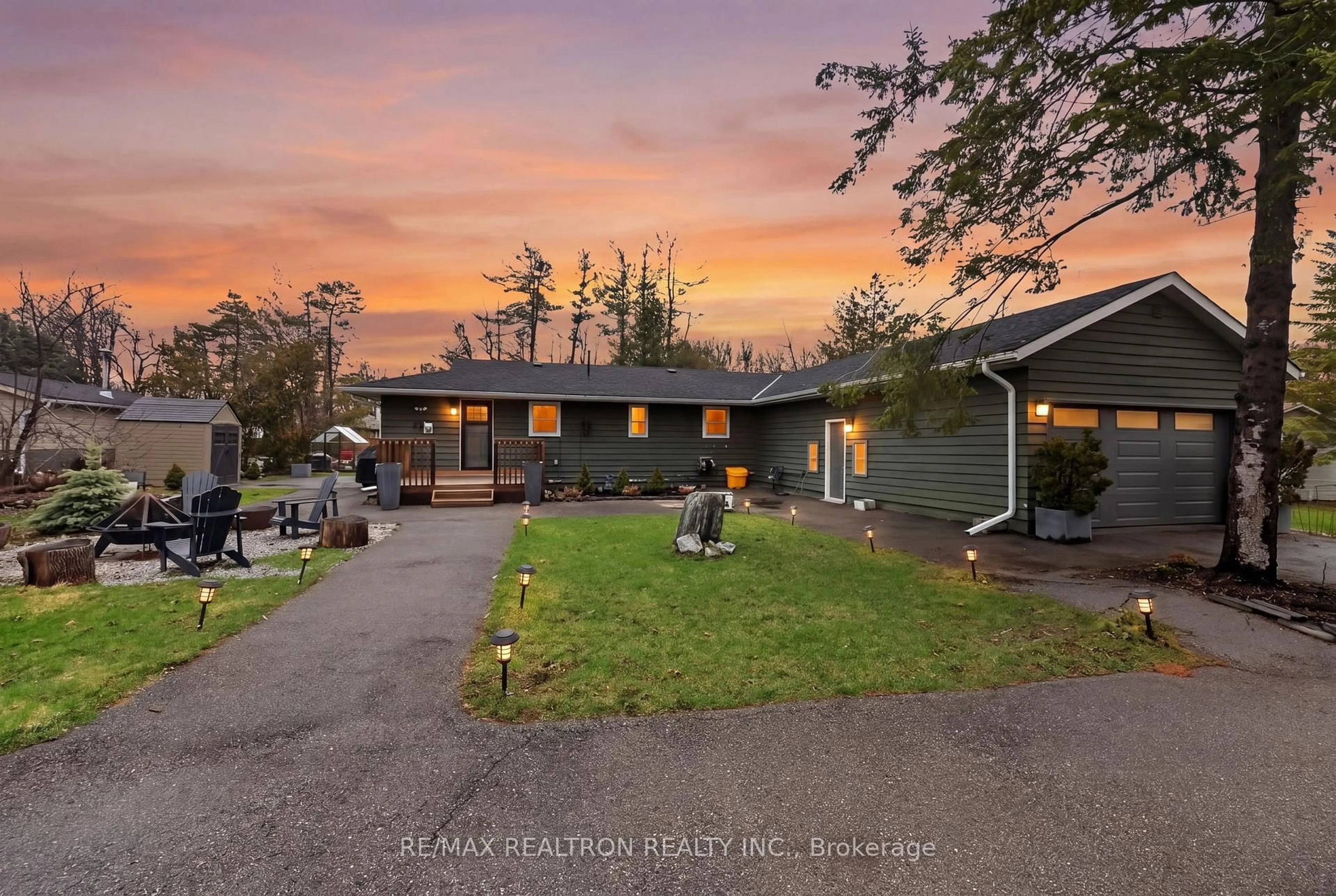 A pic from outside/outdoor area/front of a property/back of a property/a pic from drone, unknown for 290 Big Bay Point Rd, Innisfil Ontario L9S 2P6