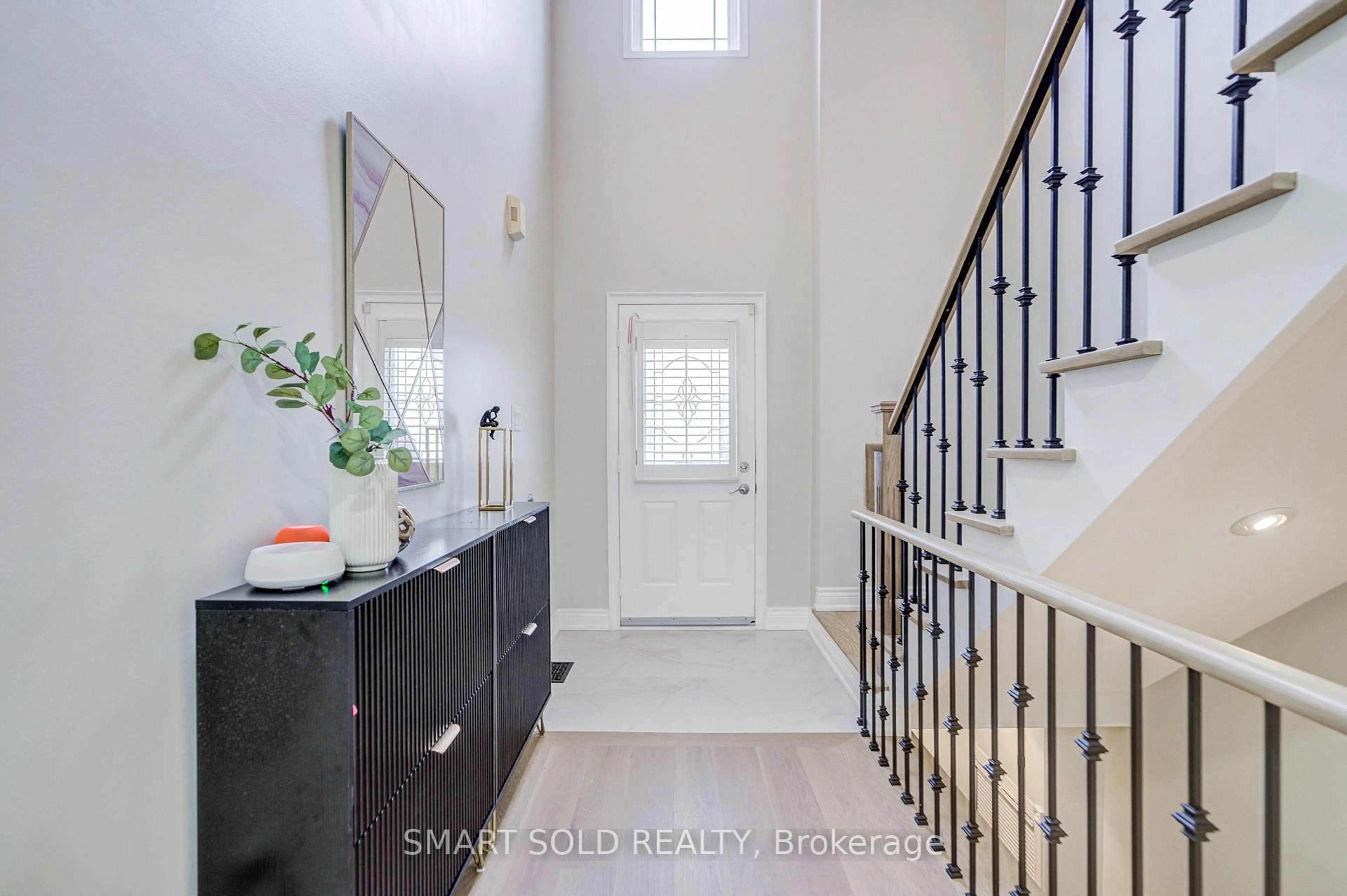 Indoor entryway for 53 Cassia Cres, Vaughan Ontario L6A 3N3