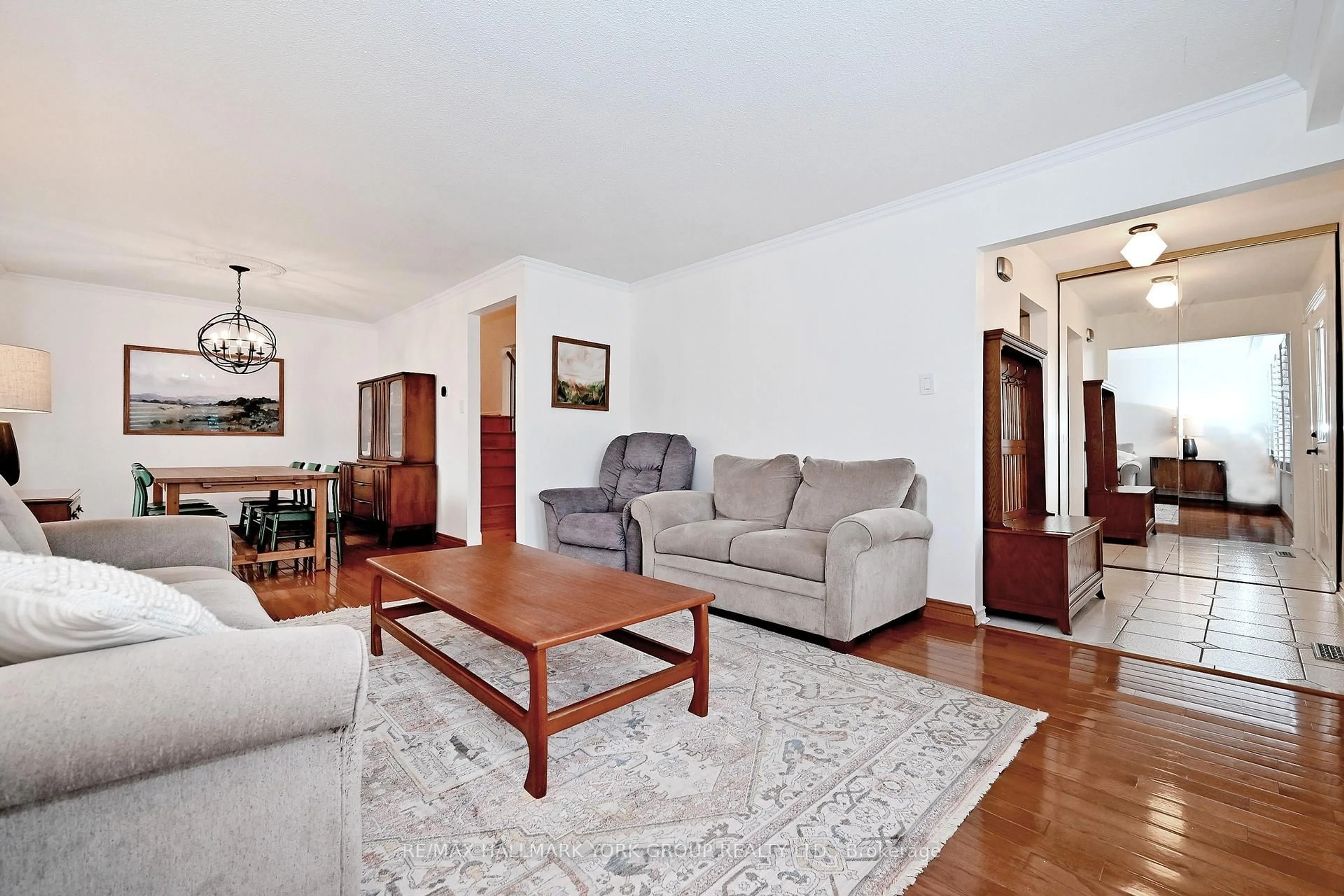 Living room with furniture, wood/laminate floor for 262 Plymouth Tr, Newmarket Ontario L3Y 6G7