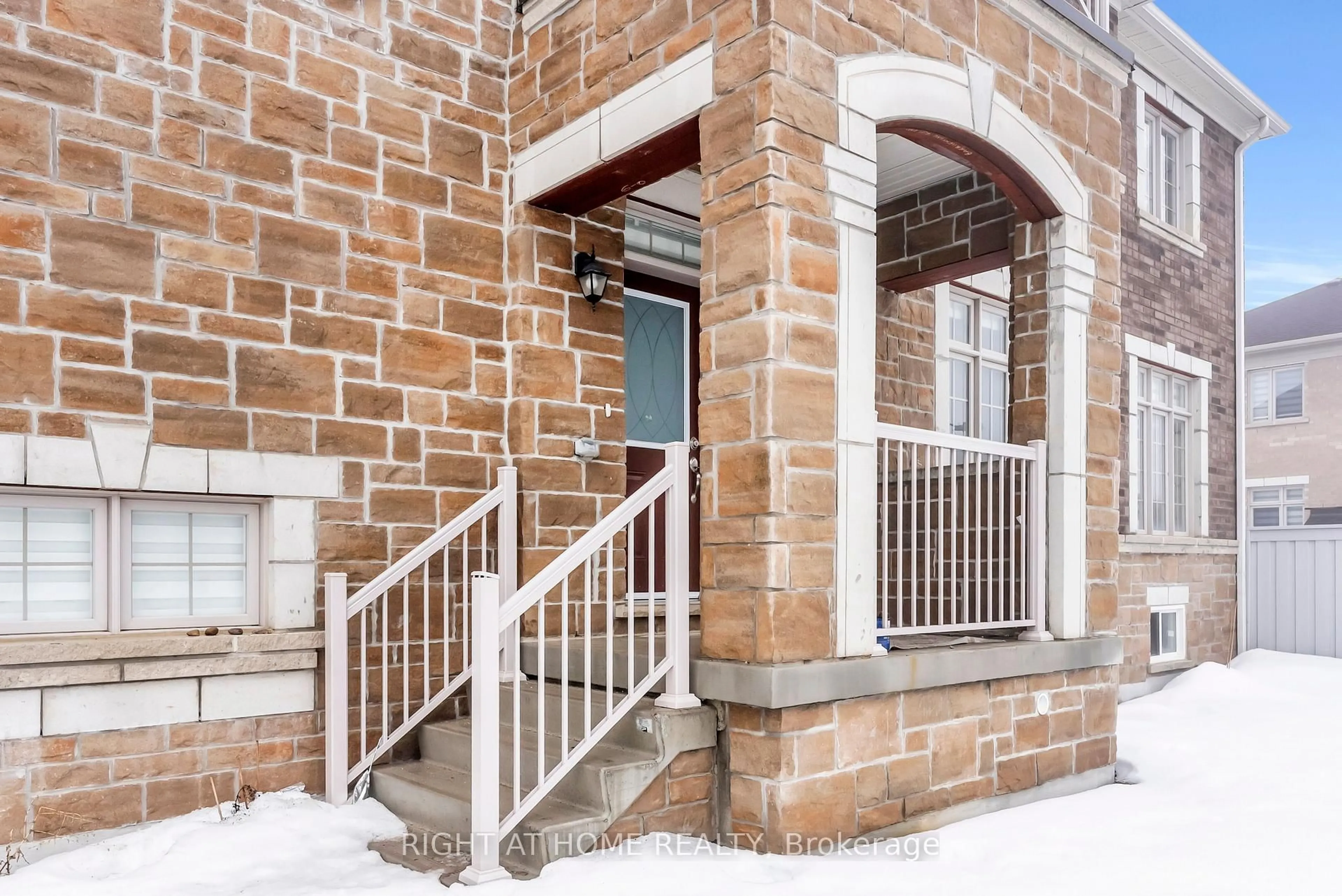 Indoor entryway for 333 Boundary Blvd, Whitchurch-Stouffville Ontario L4A 5E2