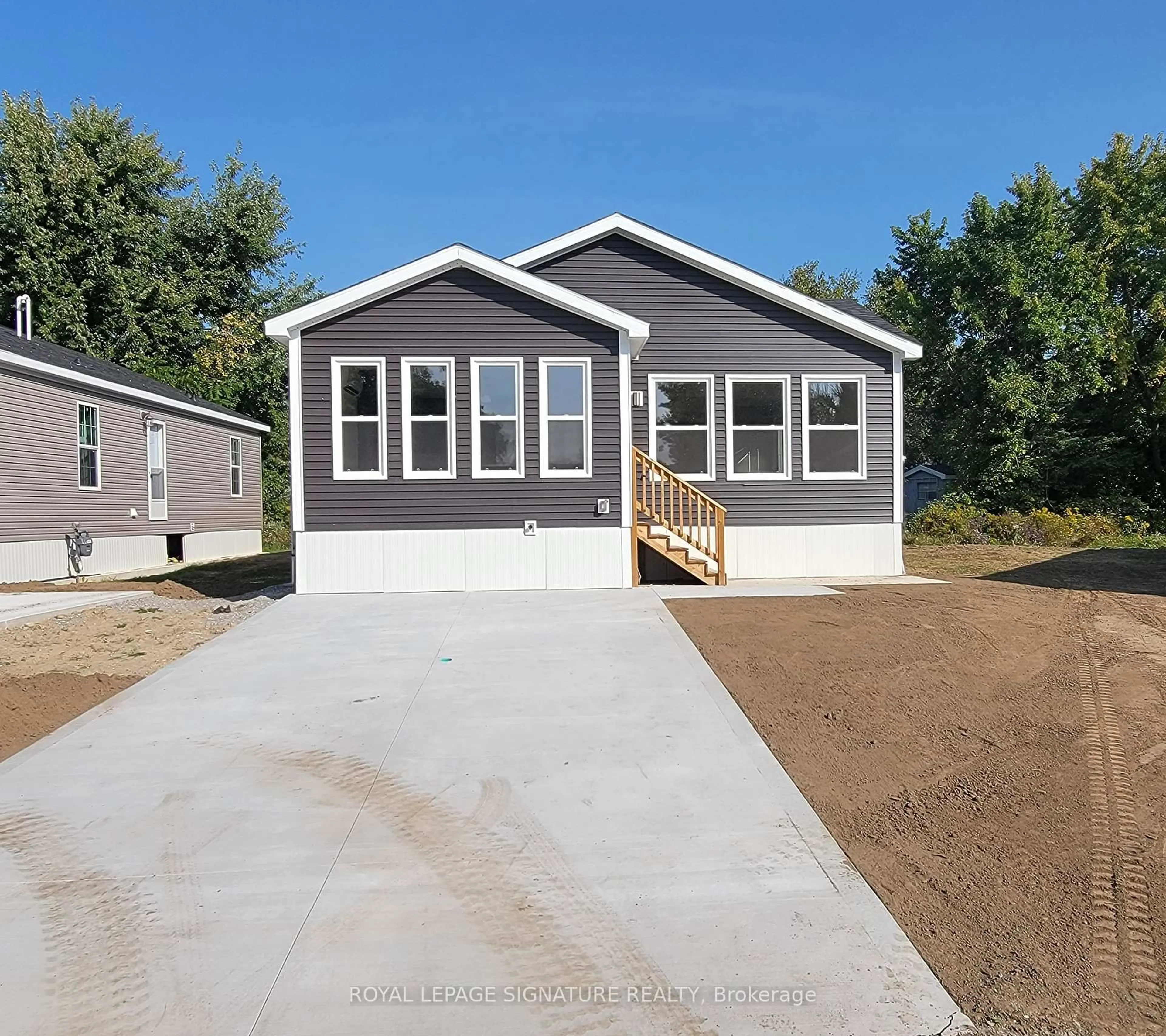 Home with vinyl exterior material, street for 14 Briarwood Pl, Innisfil Ontario L0L 1L0