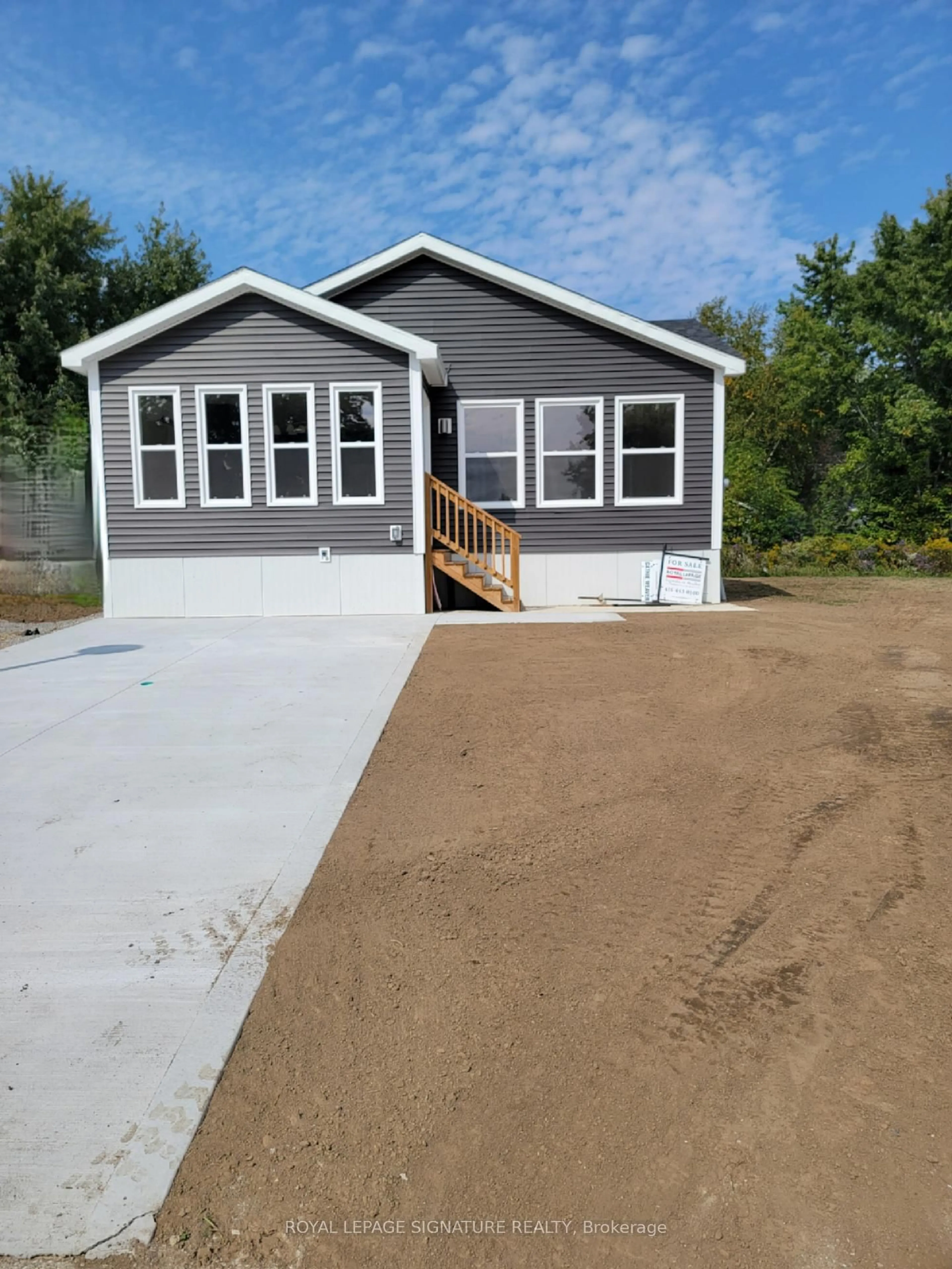 Home with vinyl exterior material, street for 14 Briarwood Pl, Innisfil Ontario L0L 1L0
