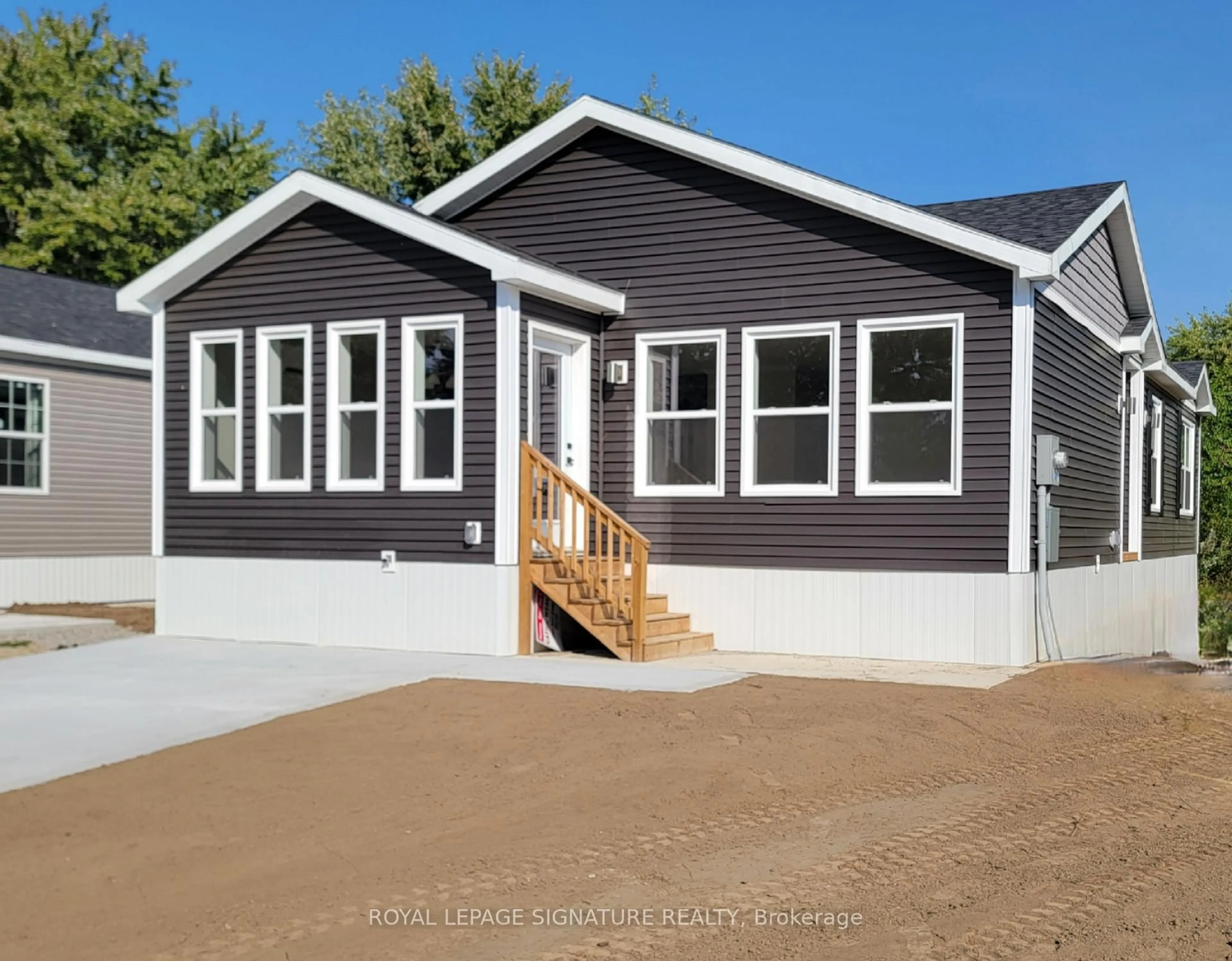 Home with vinyl exterior material, street for 14 Briarwood Pl, Innisfil Ontario L0L 1L0