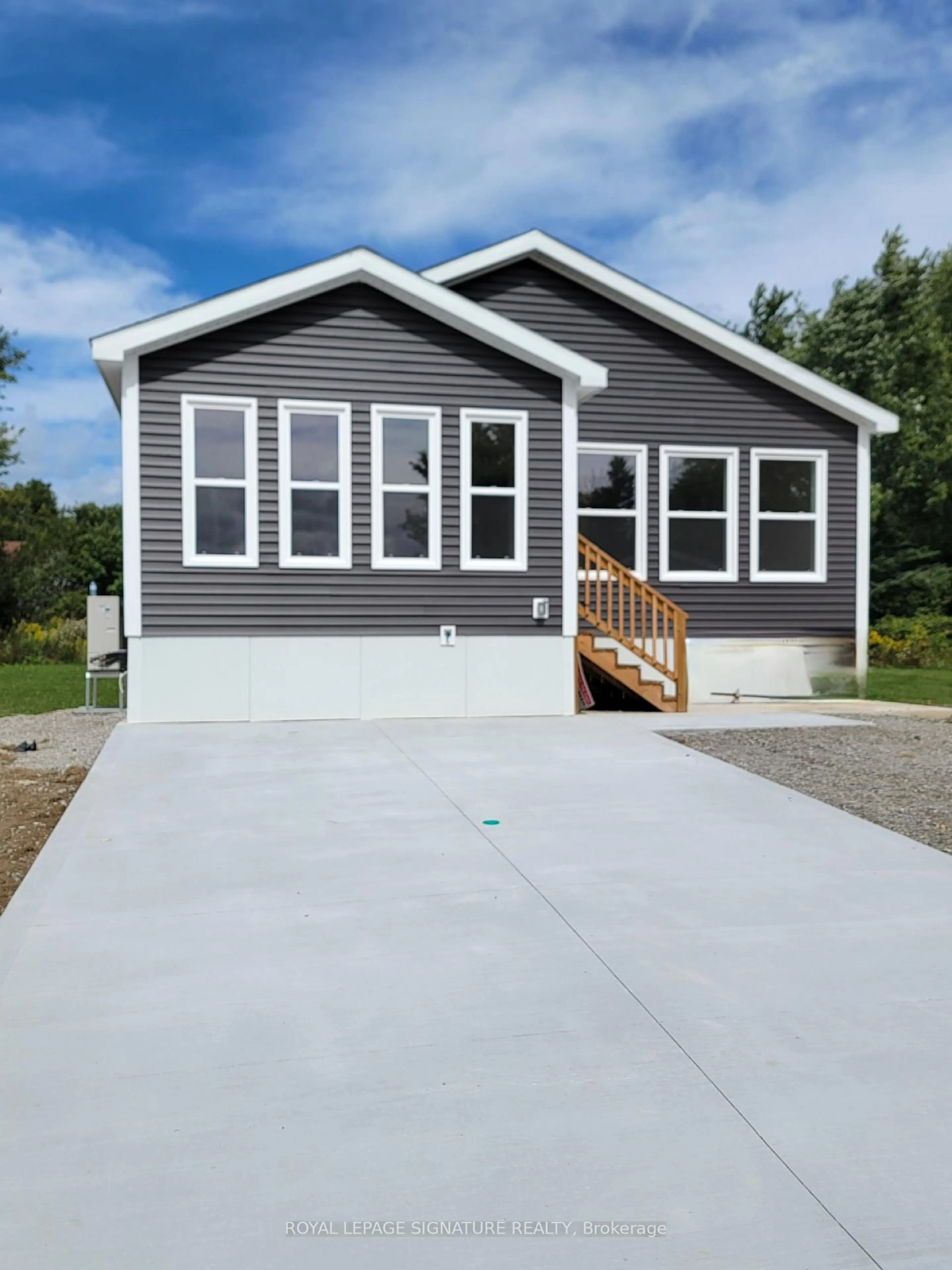 Home with vinyl exterior material, street for 14 Briarwood Pl, Innisfil Ontario L0L 1L0