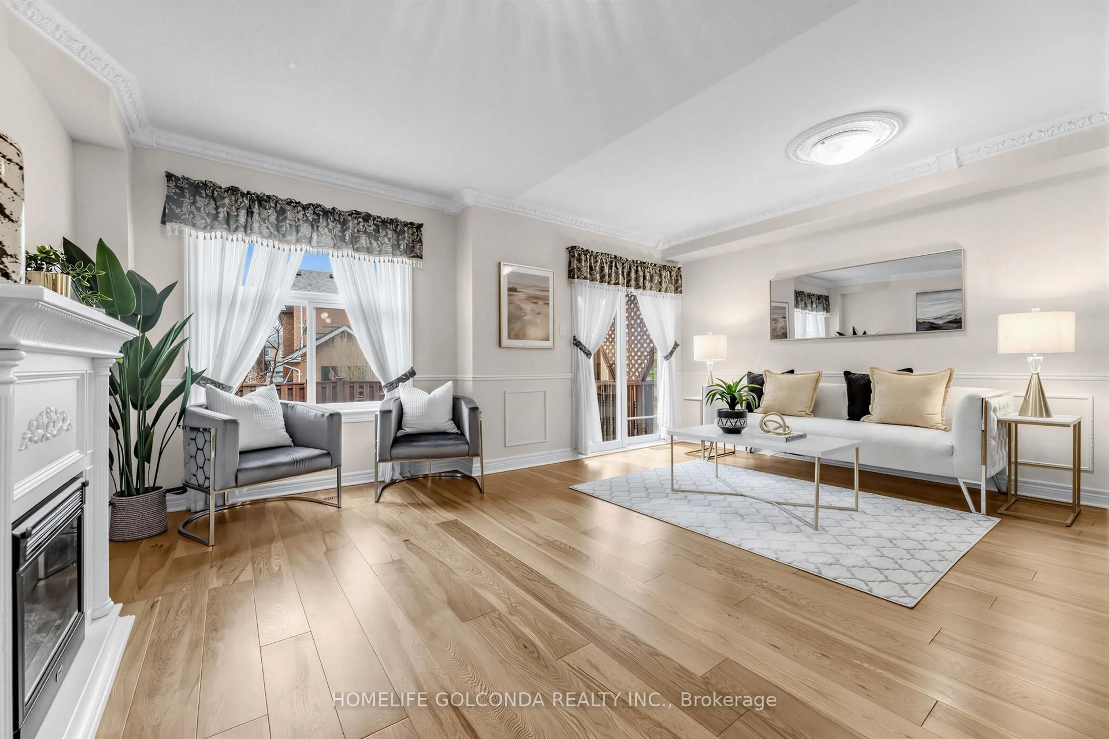 Living room with furniture, wood/laminate floor for 15 Amulet Cres, Richmond Hill Ontario L4S 2S2