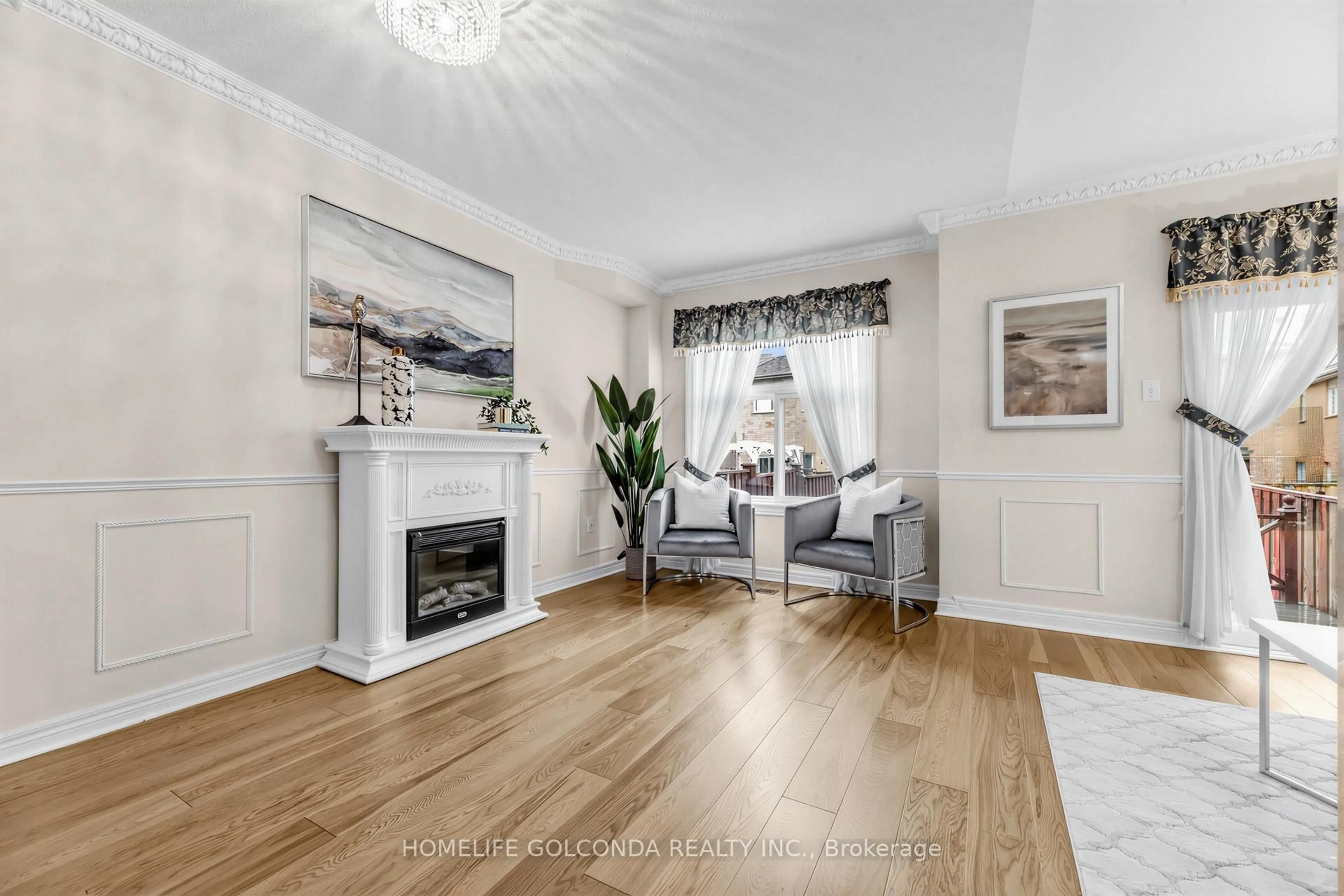 Living room with furniture, wood/laminate floor for 15 Amulet Cres, Richmond Hill Ontario L4S 2S2