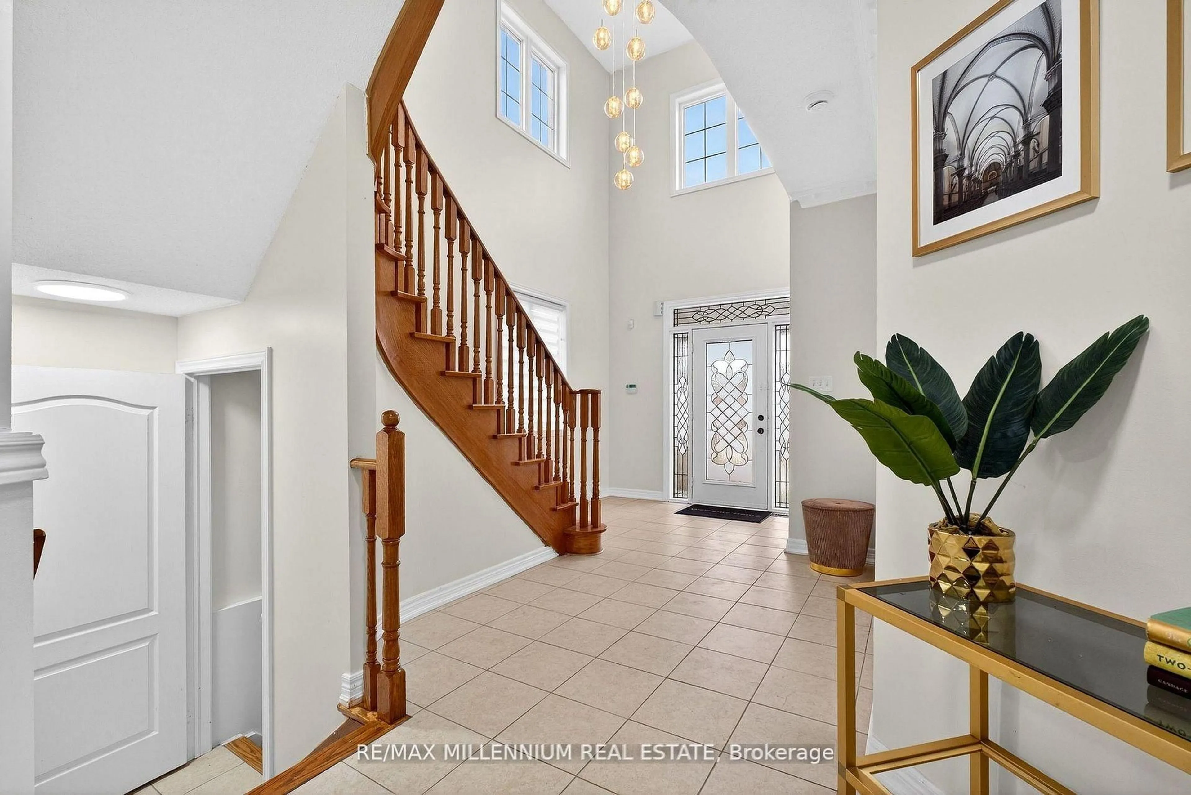 Indoor foyer for 75 Twin Hill Cres, Vaughan Ontario L4H 0G7