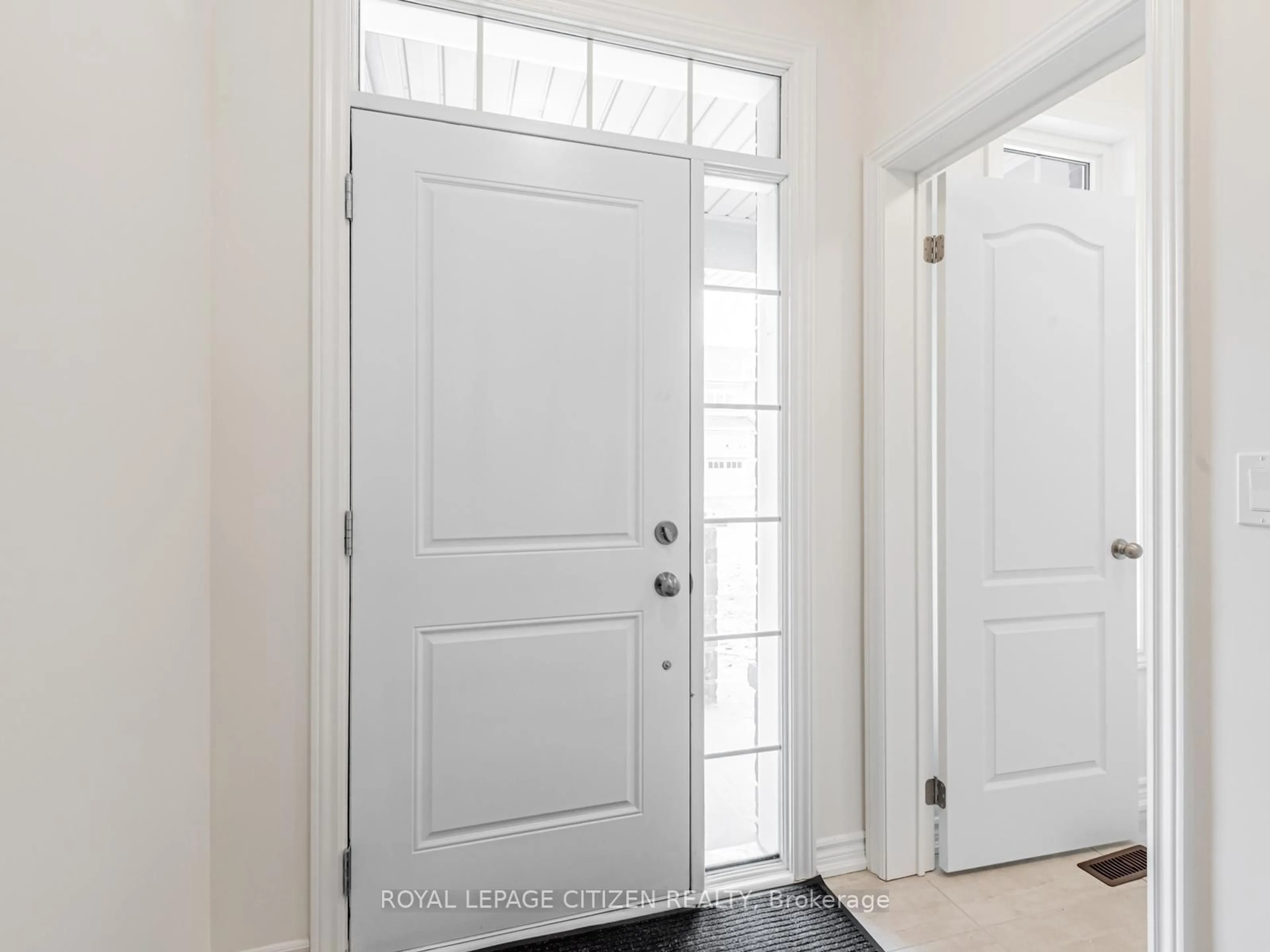 Indoor entryway for 7 Wayne Allison Dr, Georgina Ontario L0E 1R0