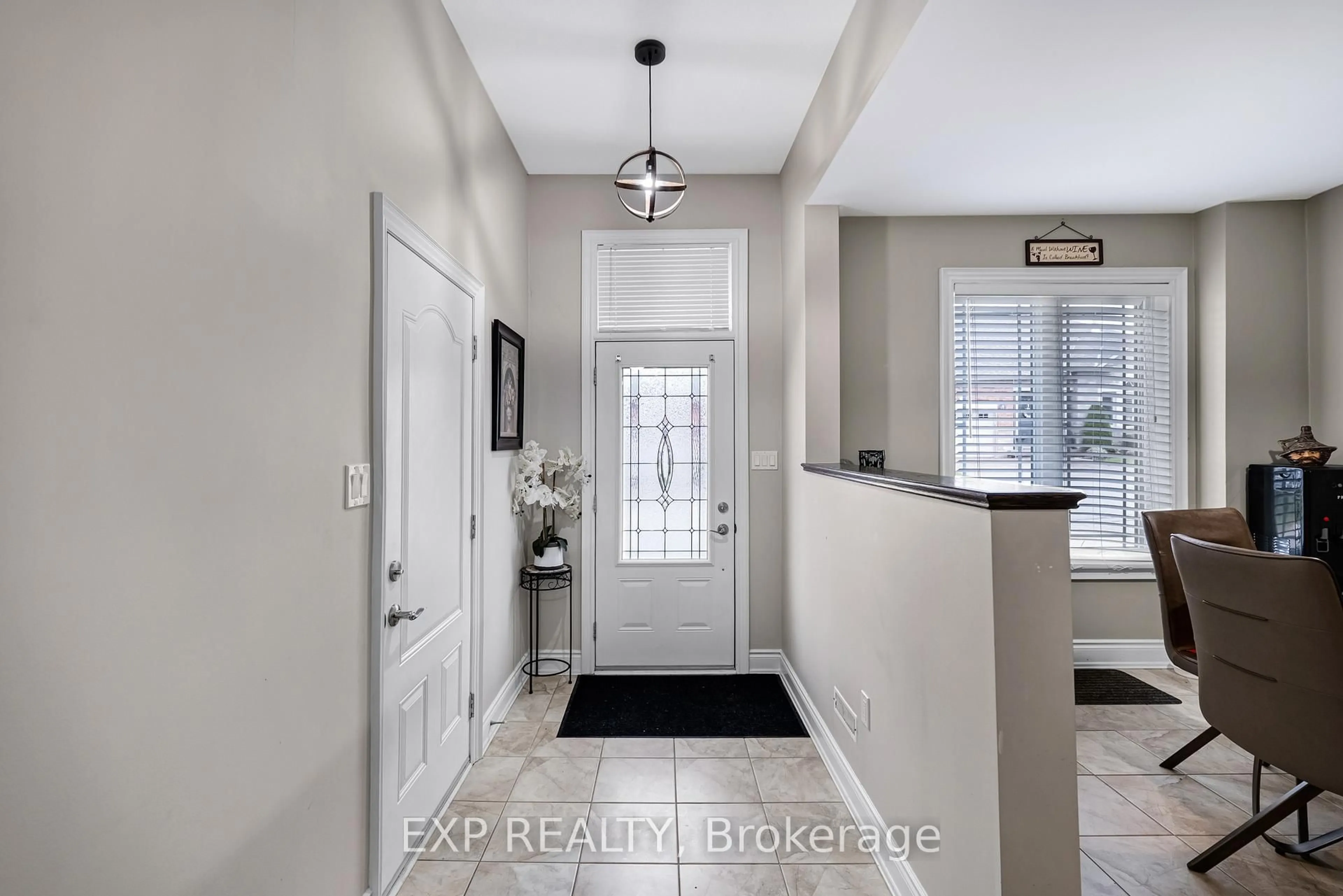 Indoor entryway for 21 Upper Highland, New Tecumseth Ontario L9R 0K5