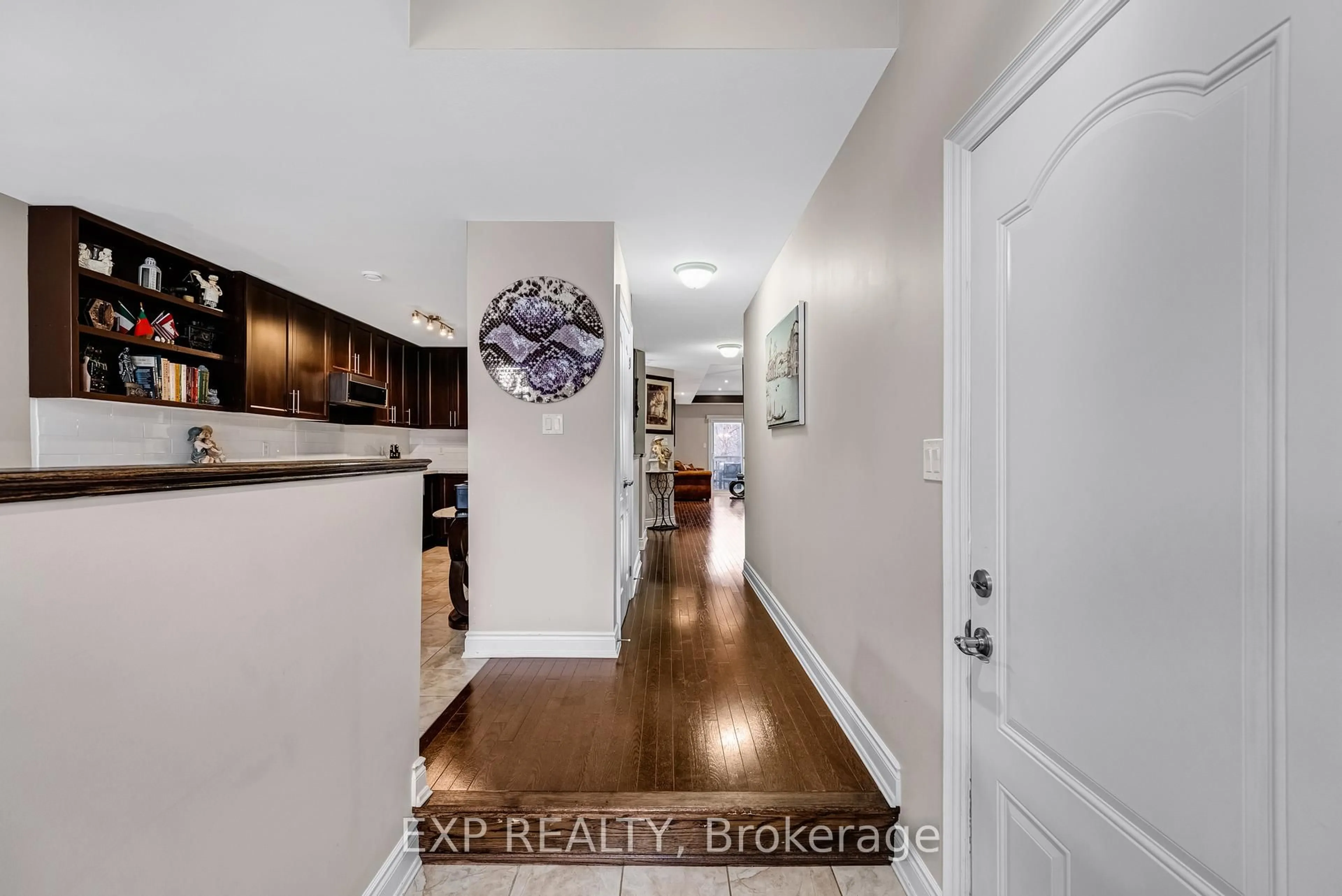 Indoor entryway for 21 Upper Highland, New Tecumseth Ontario L9R 0K5