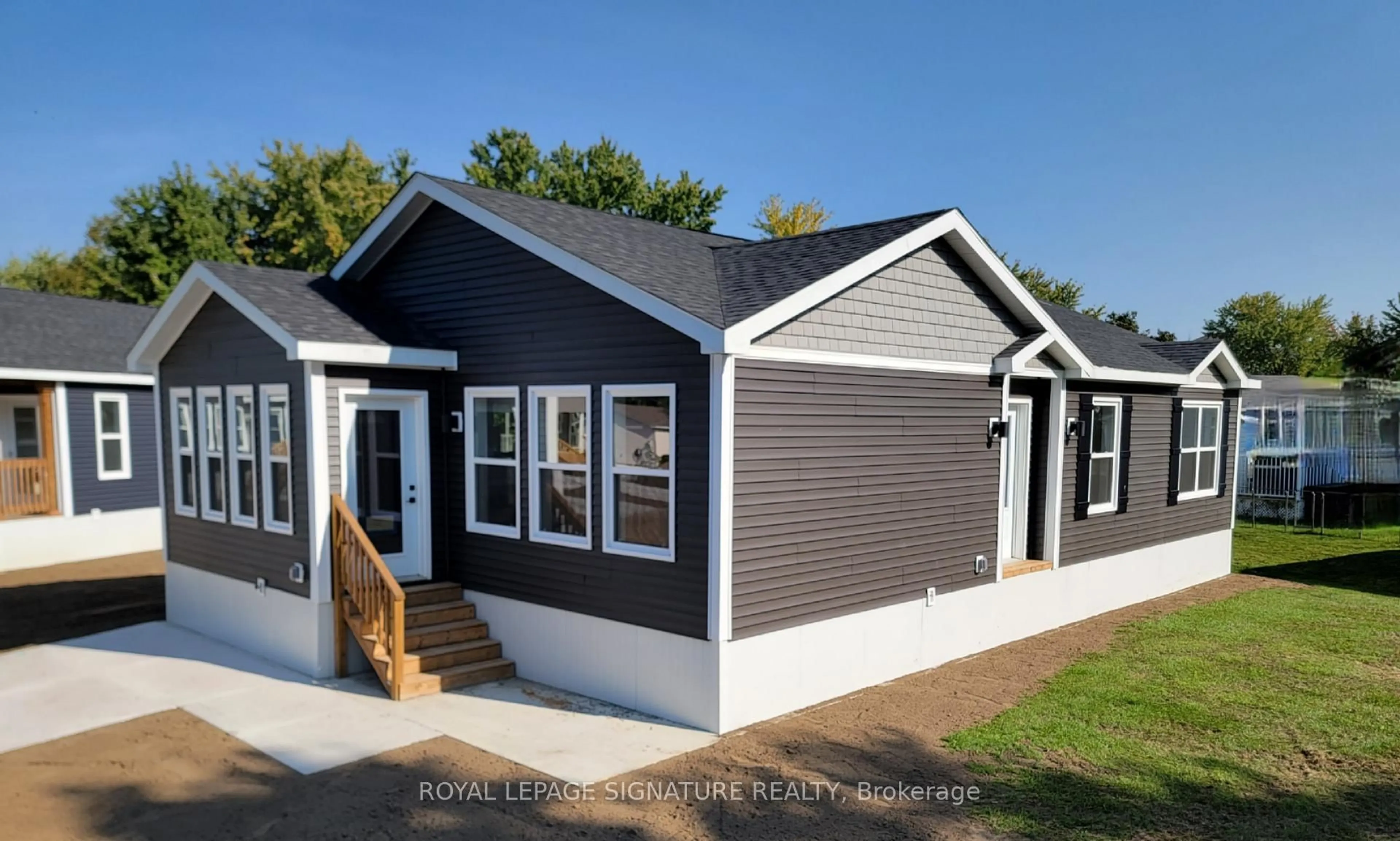 Home with vinyl exterior material, street for 18 Briar Wood Pl, Innisfil Ontario L0L 1L0