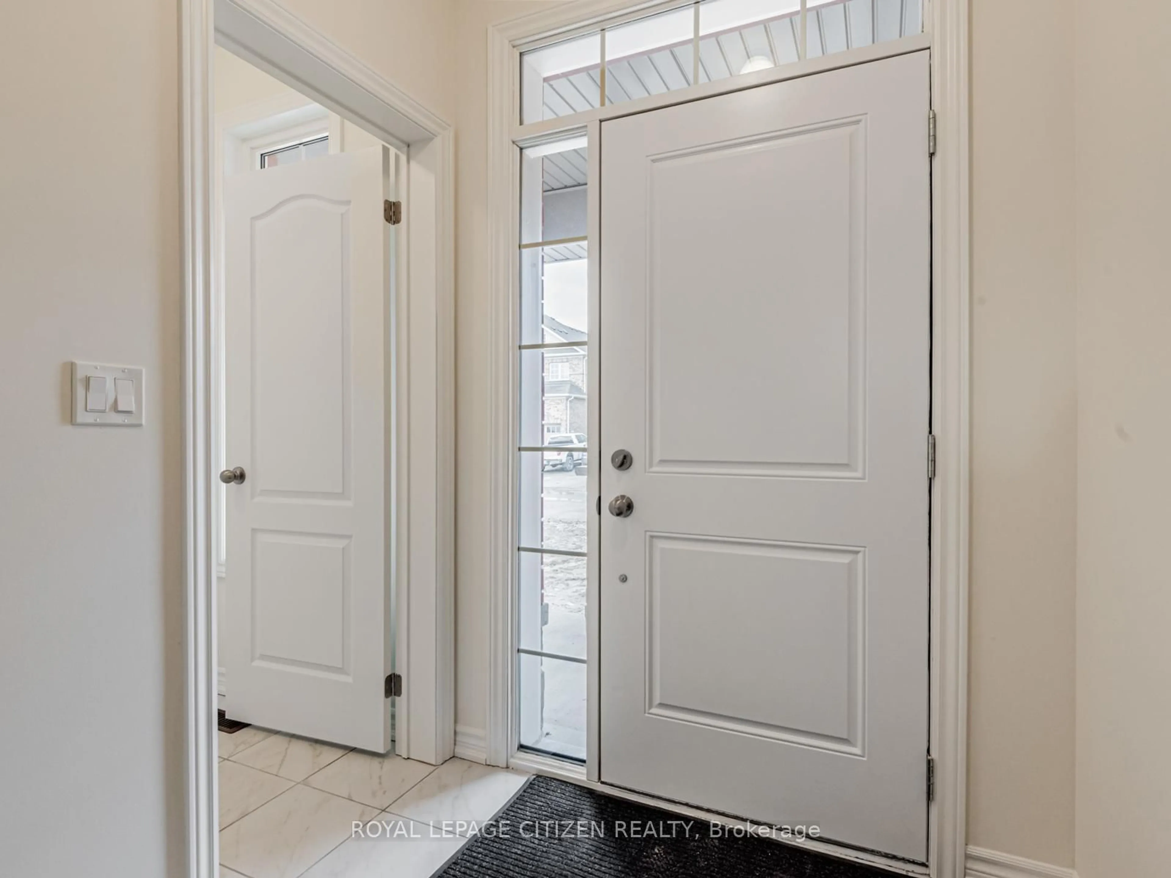 Indoor entryway for 5 Wayne Allision Dr, Georgina Ontario L0E 1R0