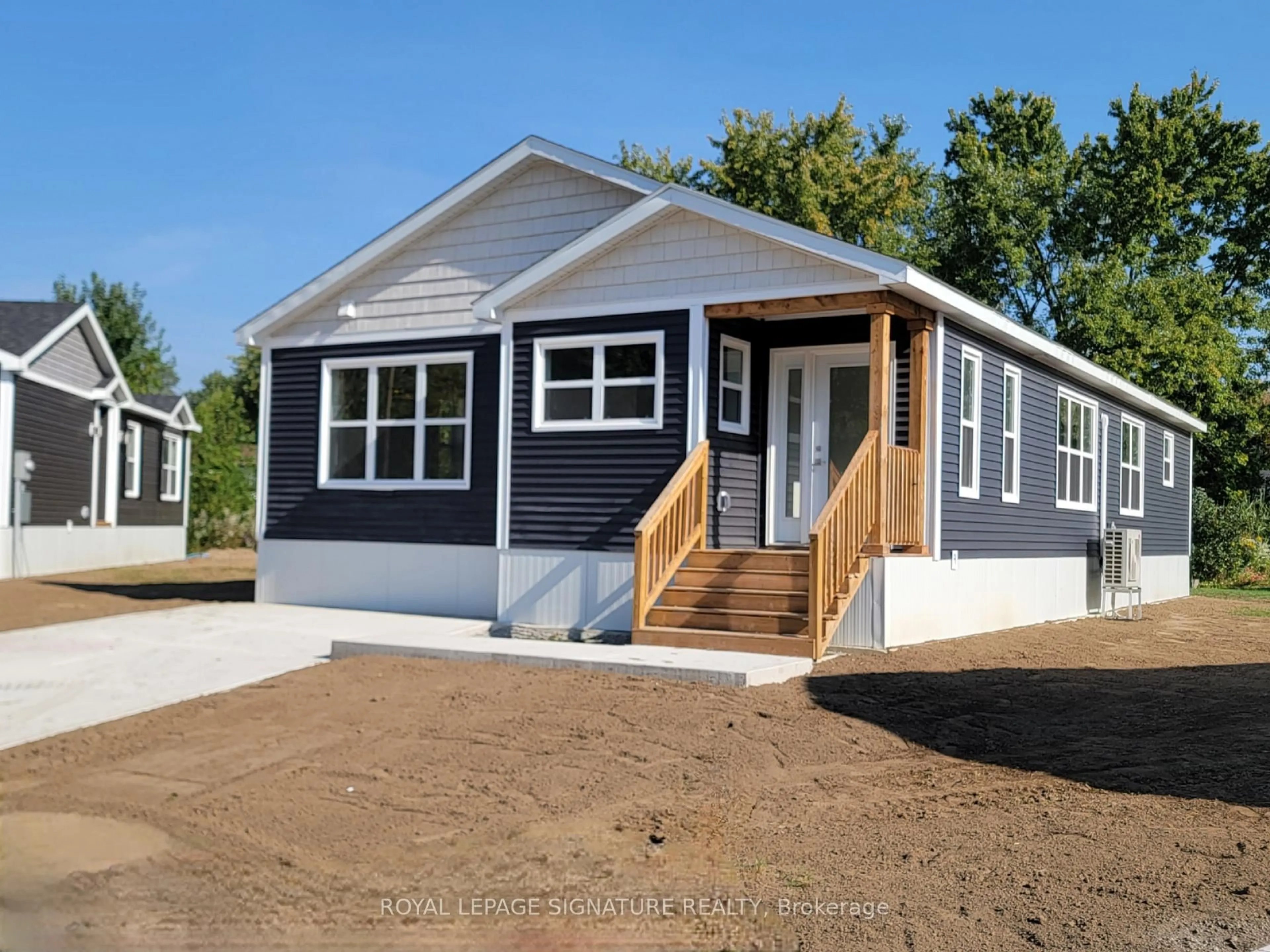 Home with vinyl exterior material, street for 16 Briarwood Pl, Innisfil Ontario L0L 1L0