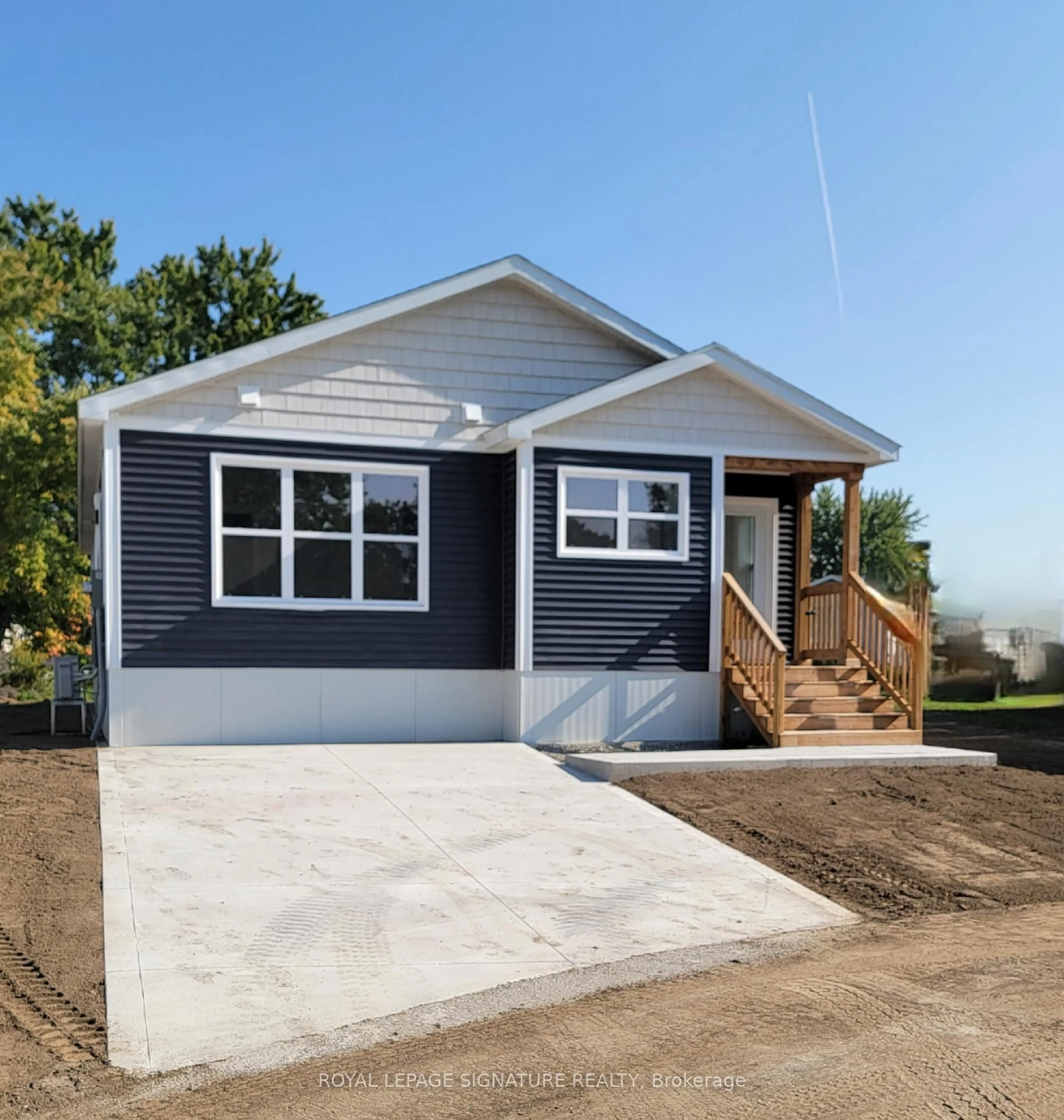 Home with vinyl exterior material, street for 16 Briarwood Pl, Innisfil Ontario L0L 1L0