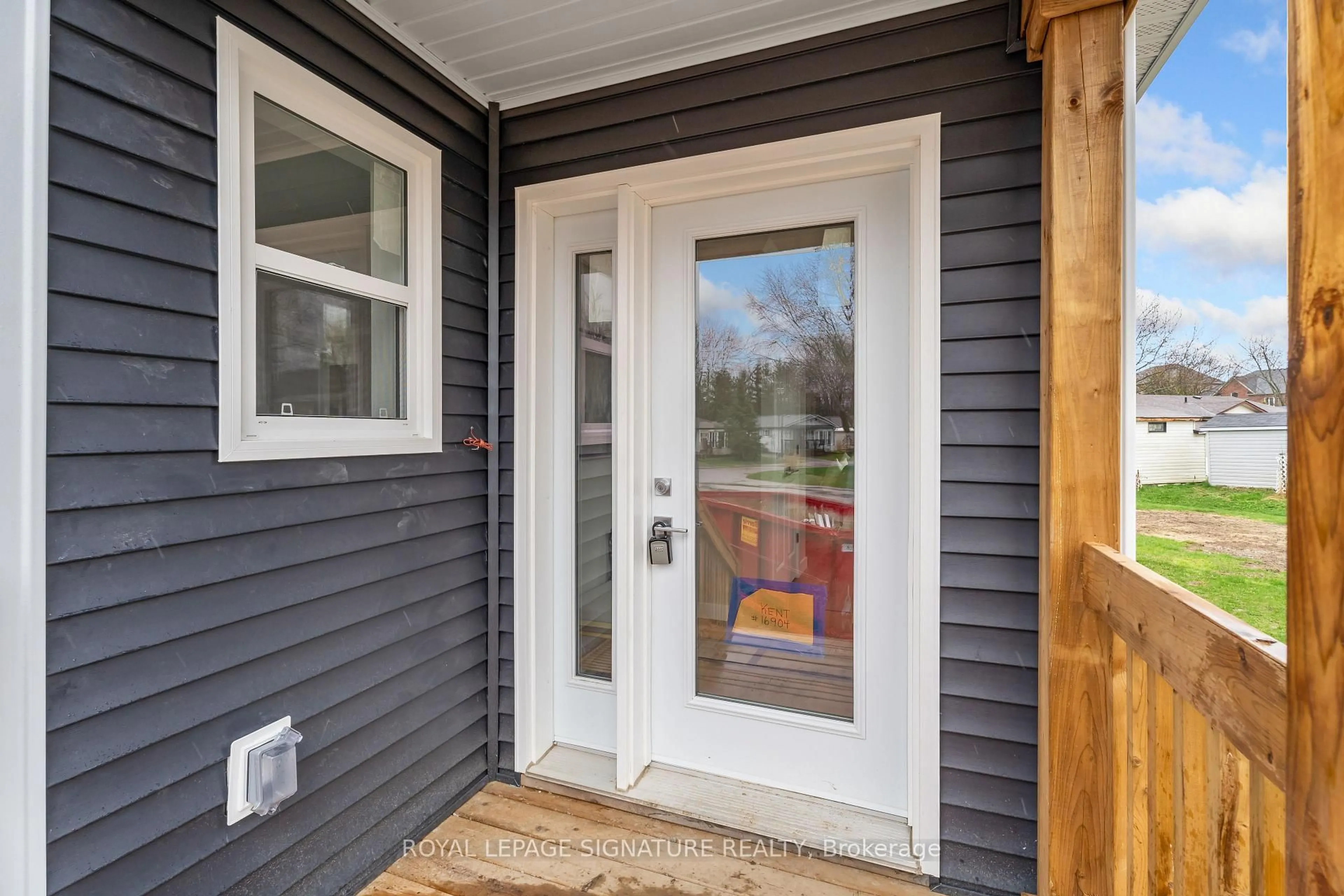 Indoor entryway for 16 Briarwood Pl, Innisfil Ontario L0L 1L0