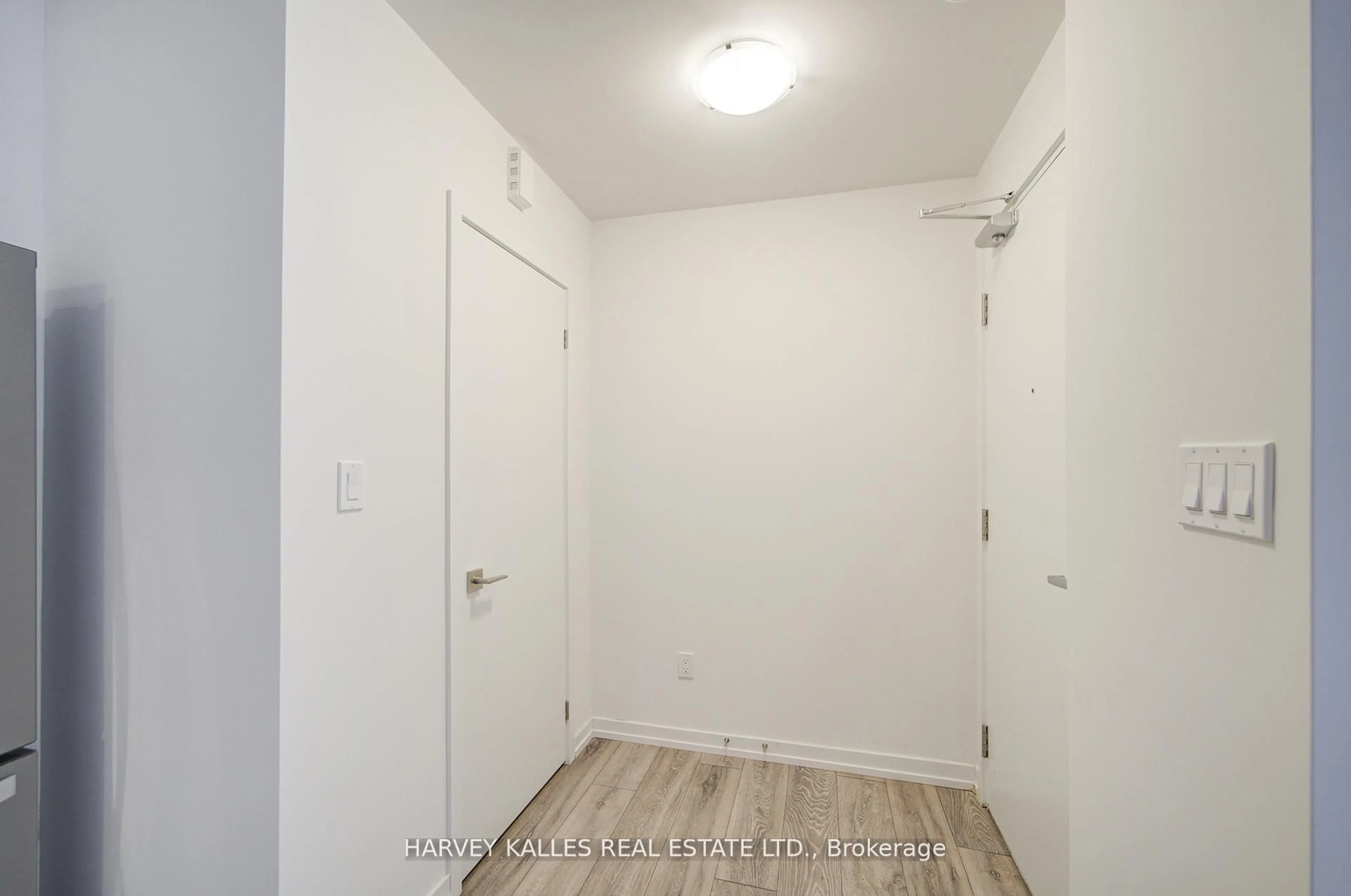 A pic of a room for 24 Lytham Green Circ #16, Newmarket Ontario L3Y 0H4