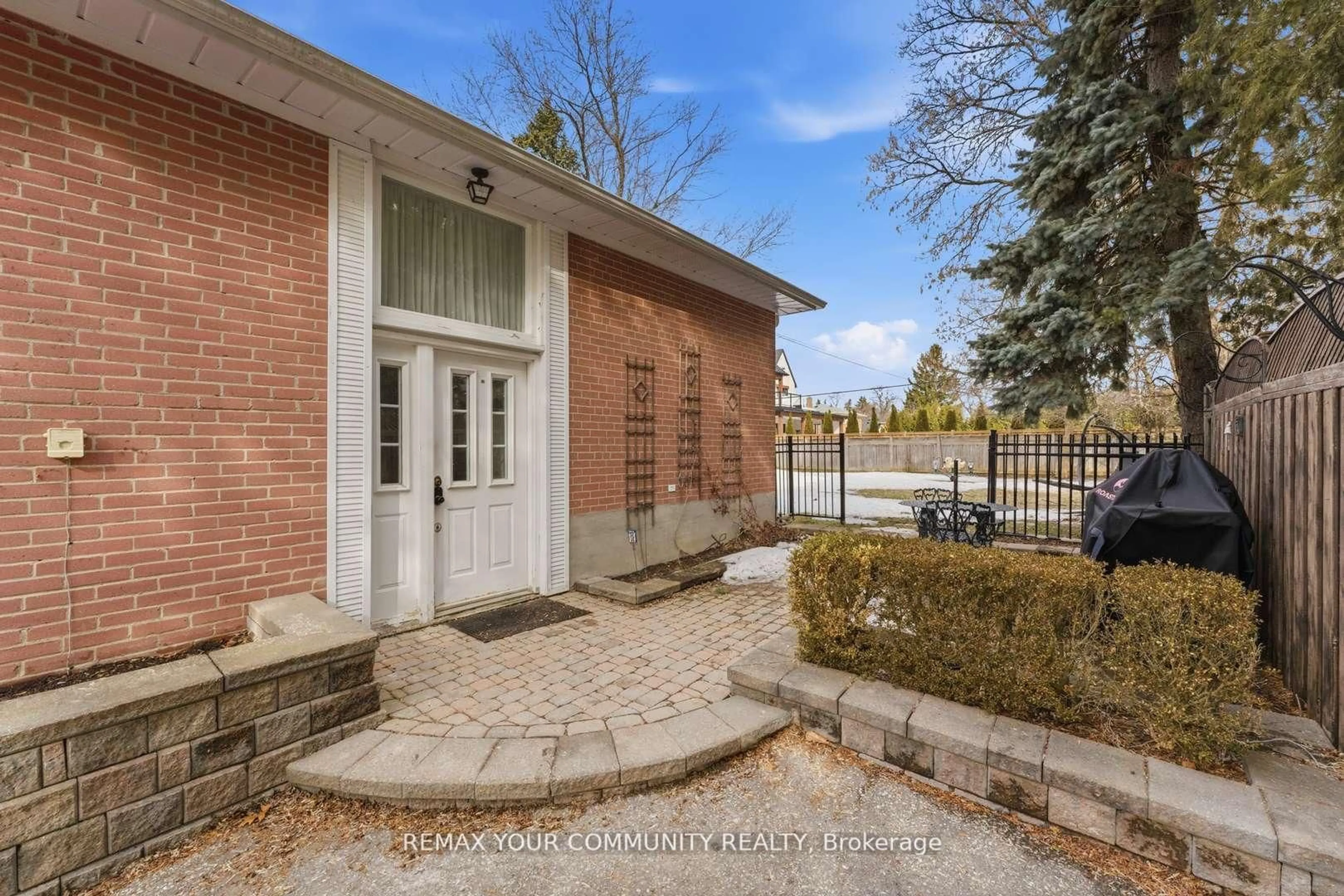 Home with brick exterior material, street for 154 Hollingsworth Dr, King Ontario L7B 1G8