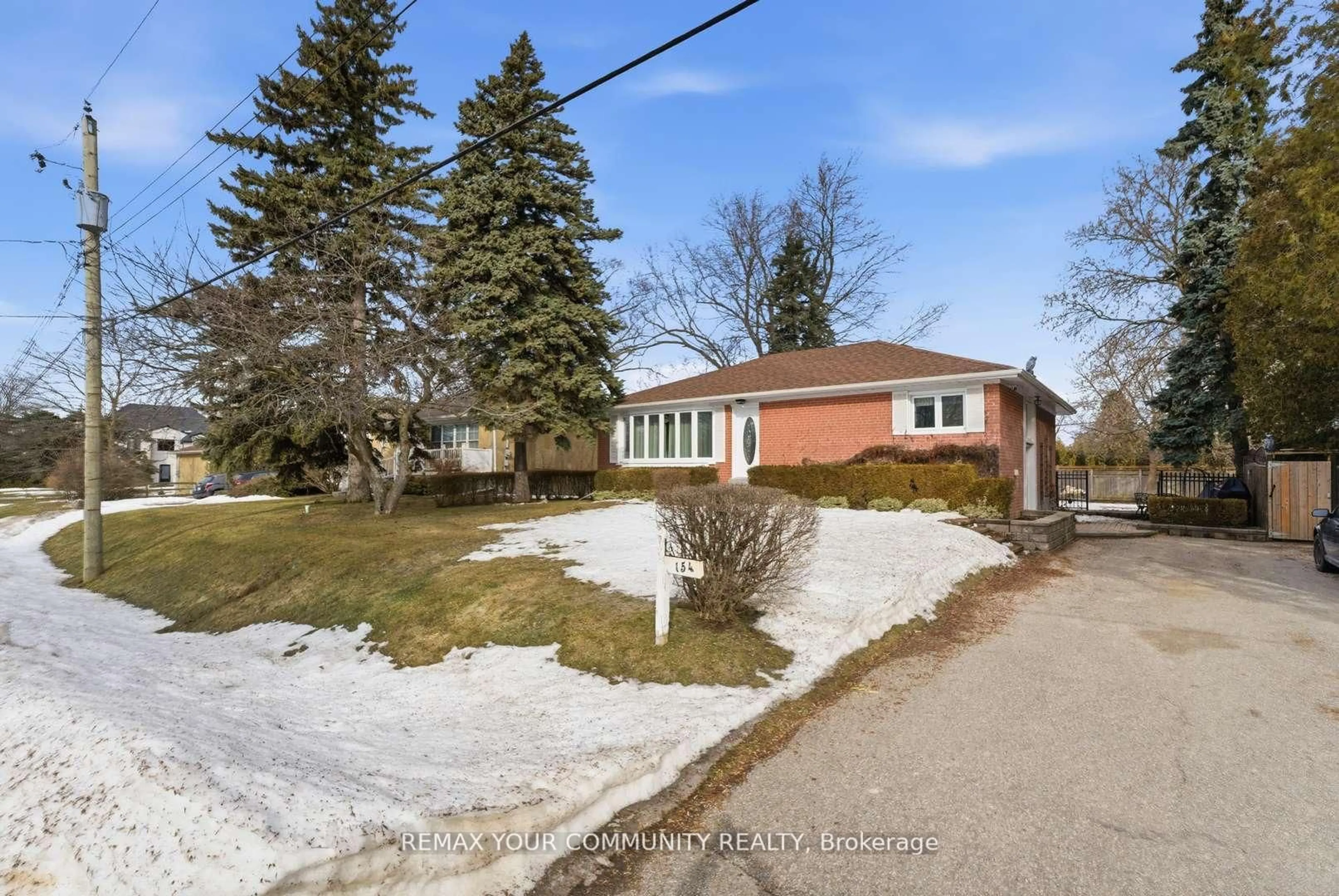 A pic from outside/outdoor area/front of a property/back of a property/a pic from drone, street for 154 Hollingsworth Dr, King Ontario L7B 1G8