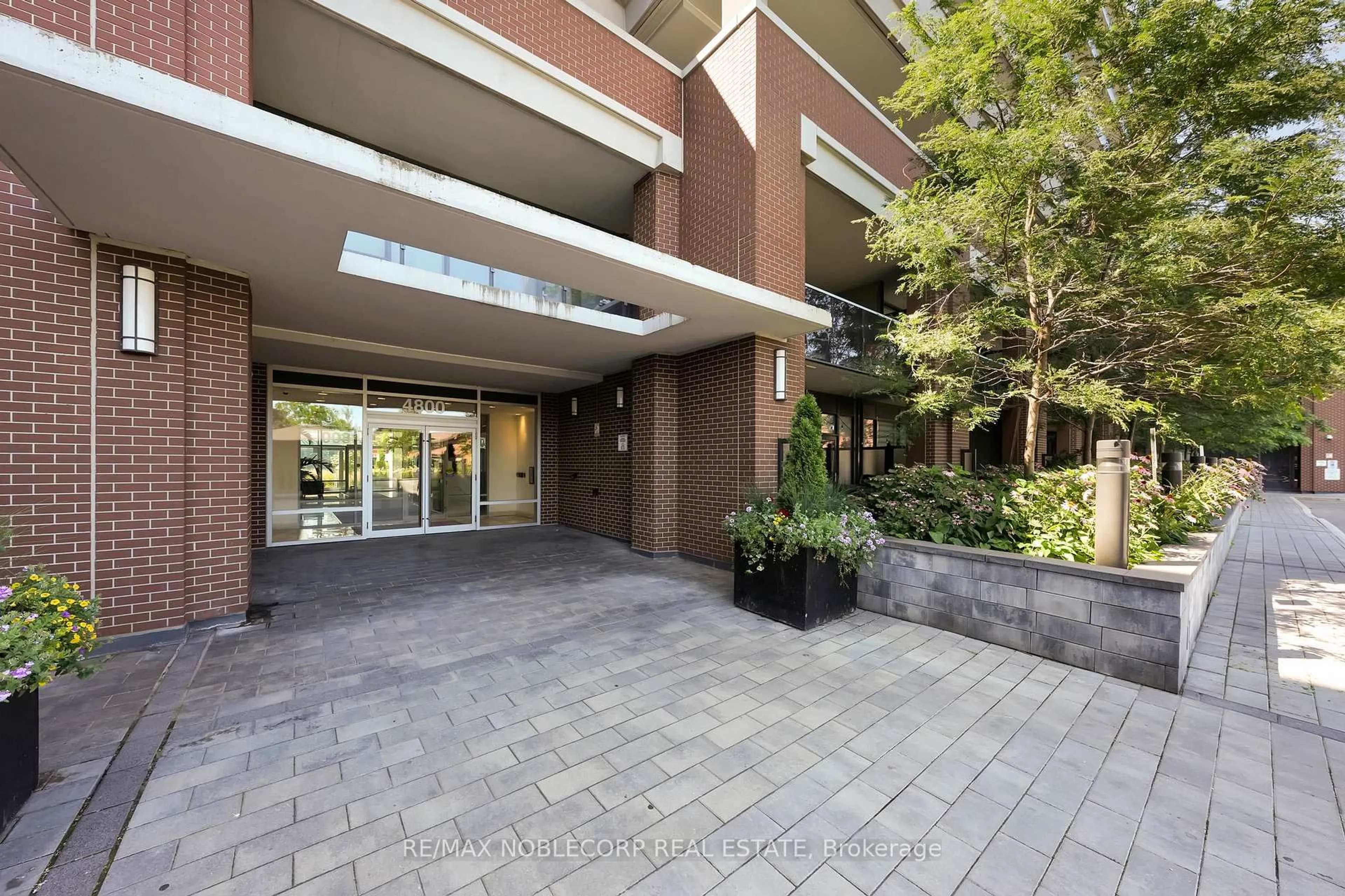 Indoor foyer for 4800 Highway 7 #421, Vaughan Ontario L4L 1H8