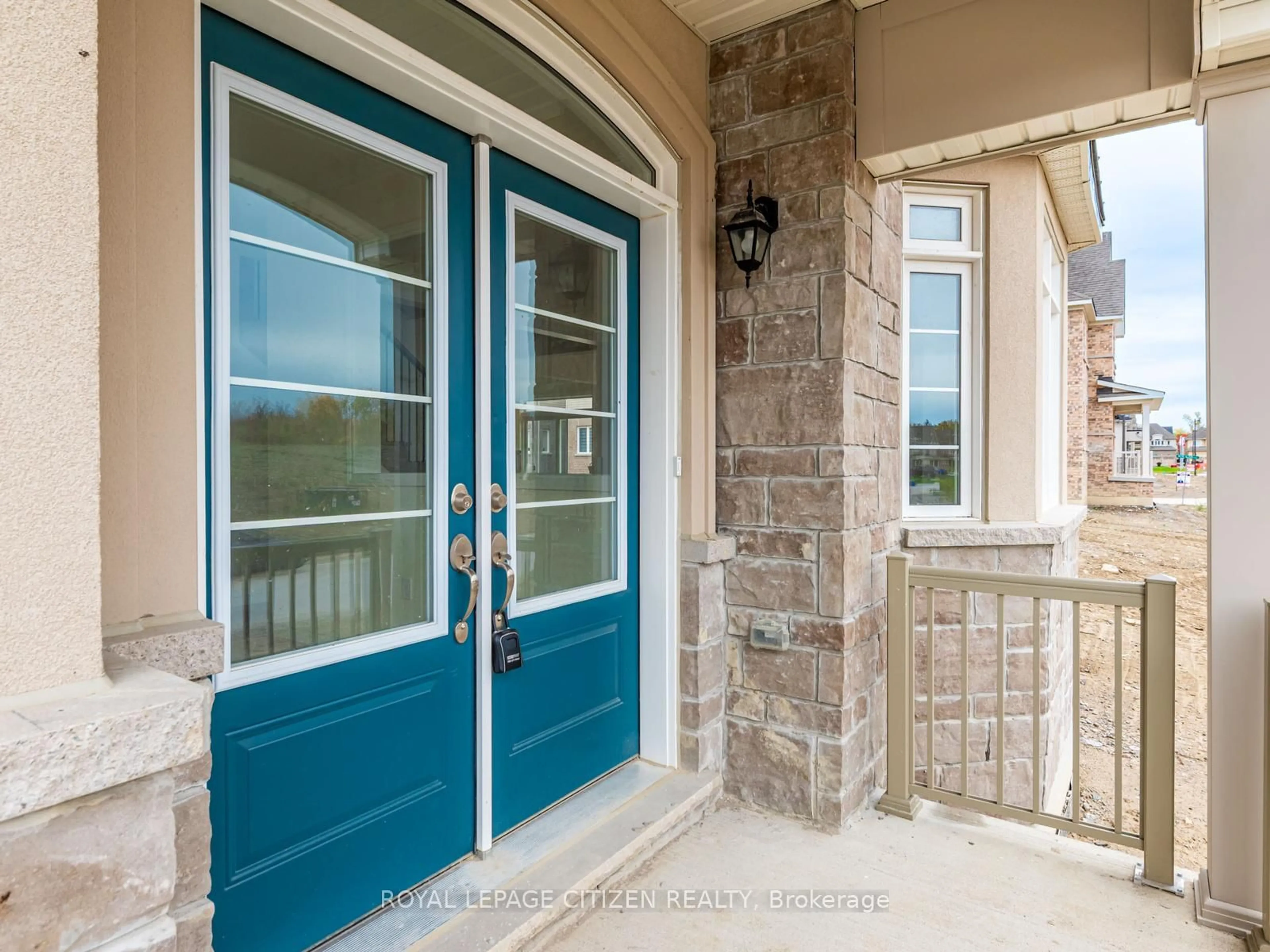 Indoor entryway for 165 Hawkins St, Georgina Ontario L0E 1R0