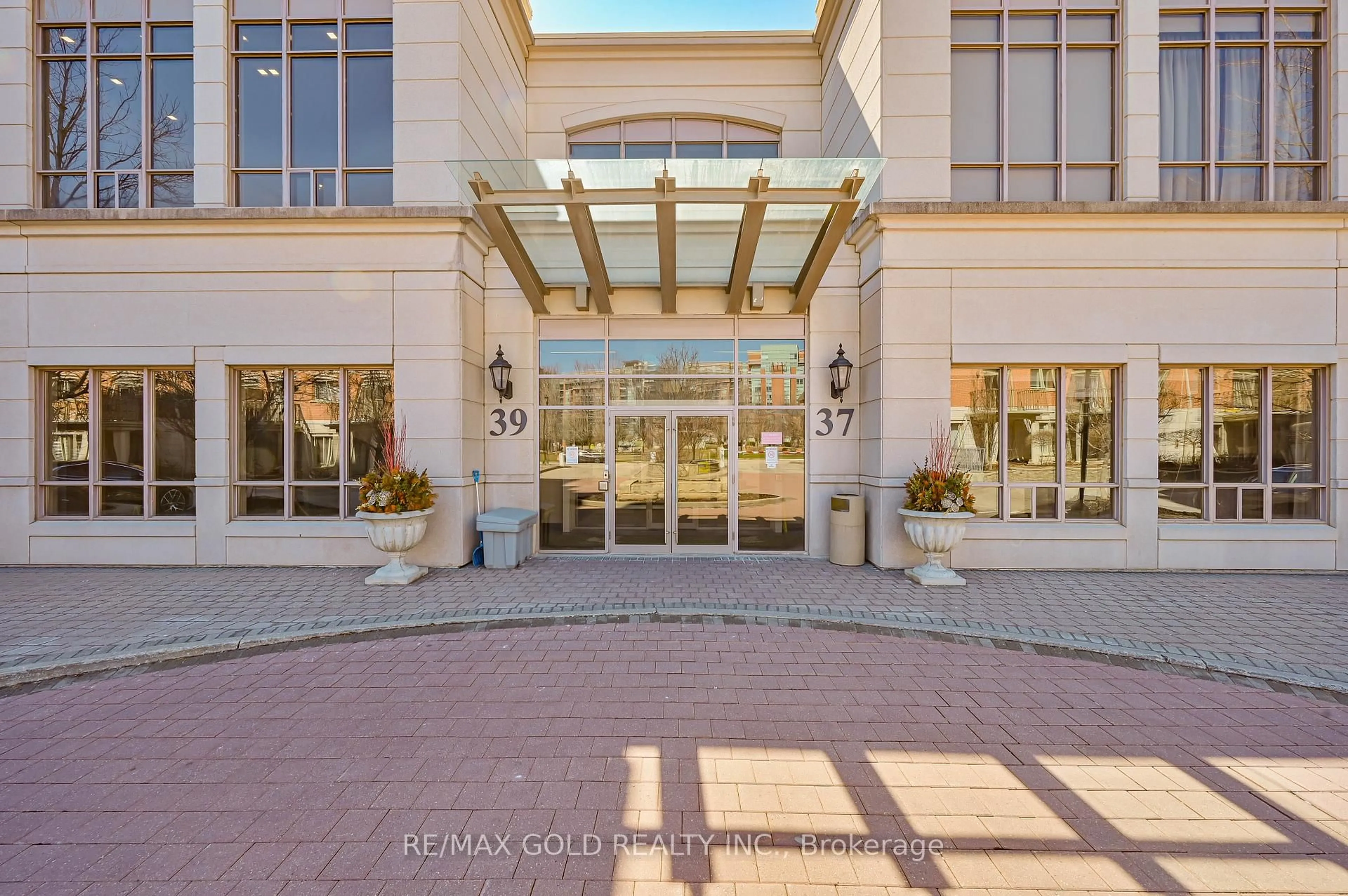 Indoor foyer for 37 Galleria Pkwy #319, Markham Ontario L3T 0A5