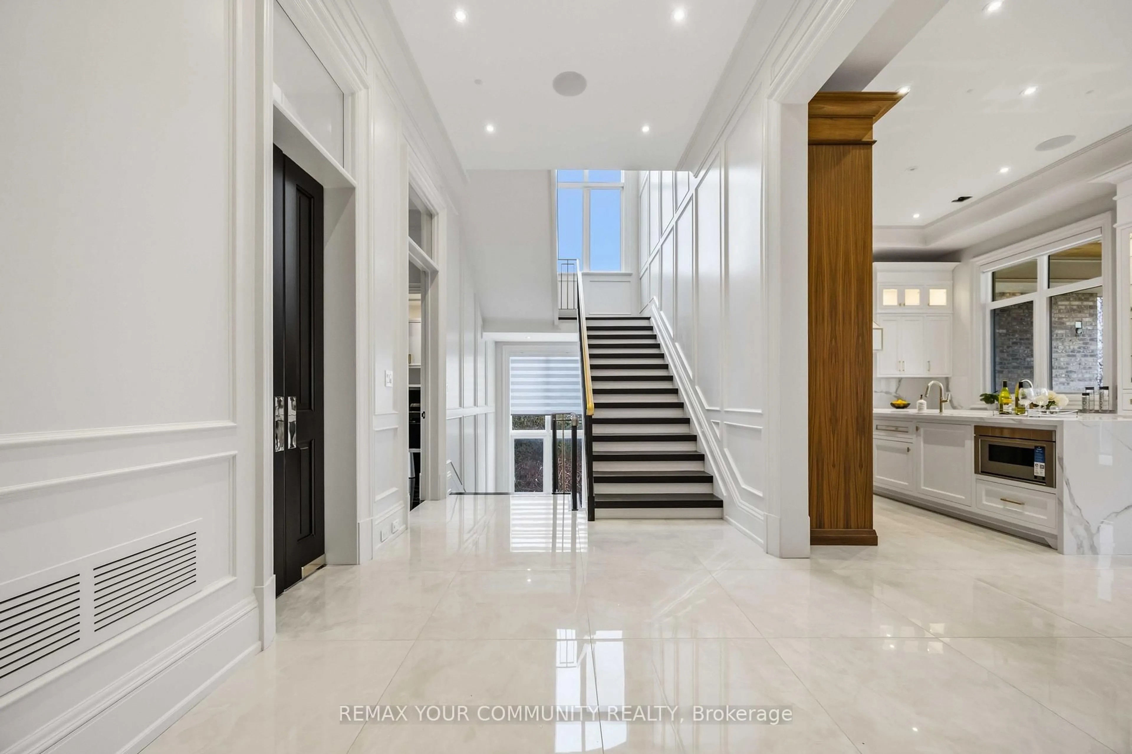 Indoor foyer for 76 Cedar Ridge Rd, Whitchurch-Stouffville Ontario L4A 2H6