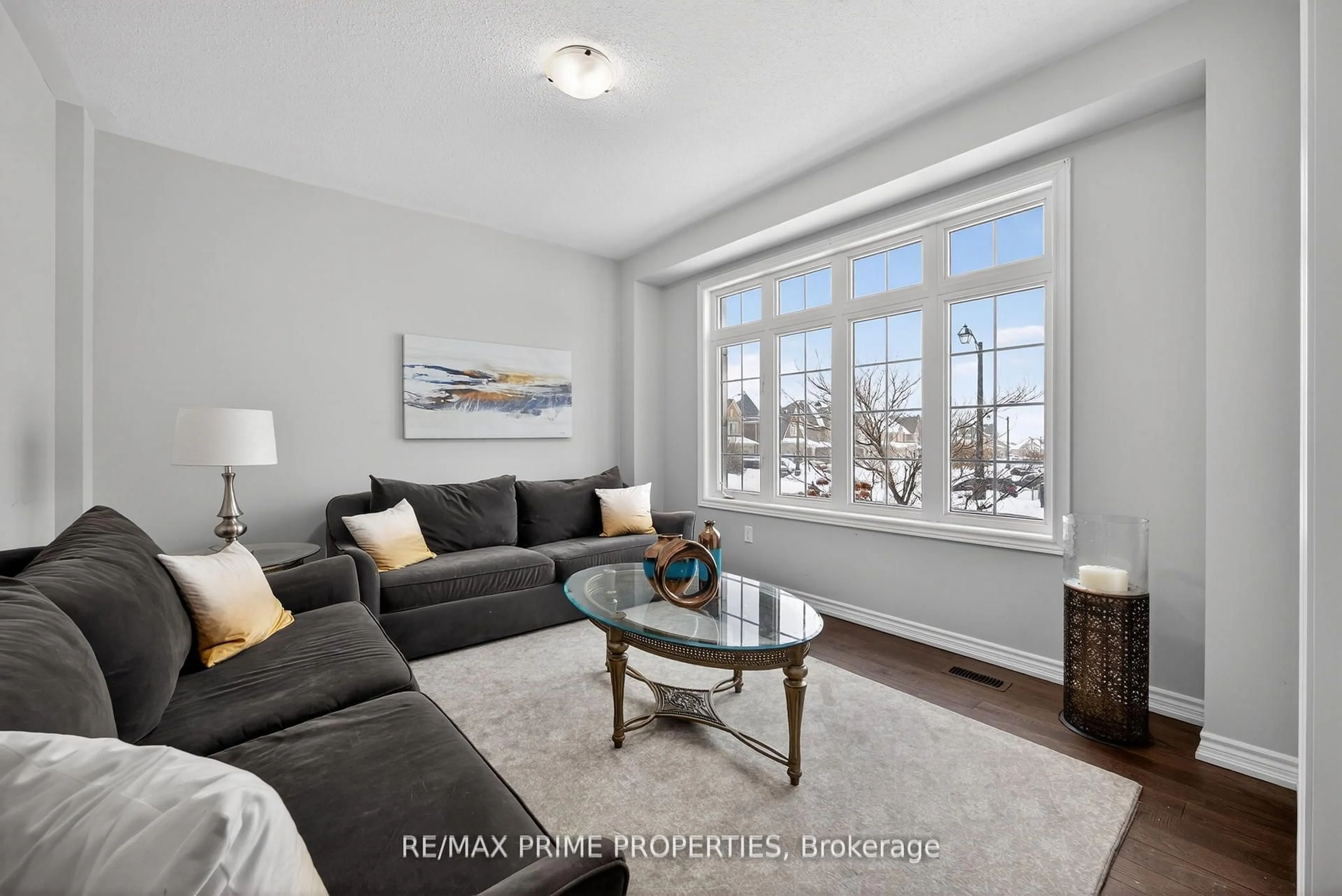 Living room with furniture, unknown for 72 Ridge Gate Cres, East Gwillimbury Ontario L0G 1M0