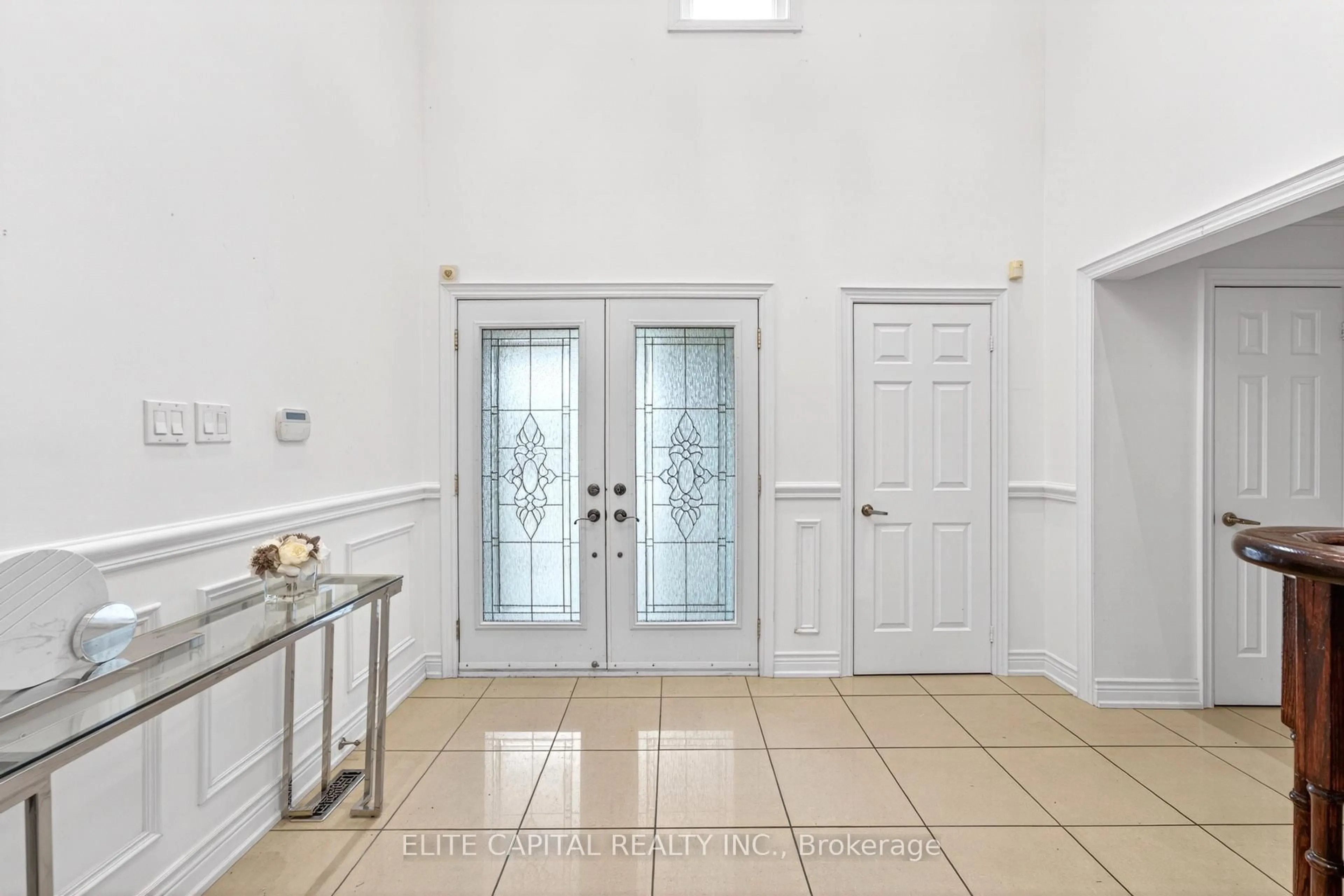 Indoor foyer for 100 Bernard Ave, Richmond Hill Ontario L4C 9Z5