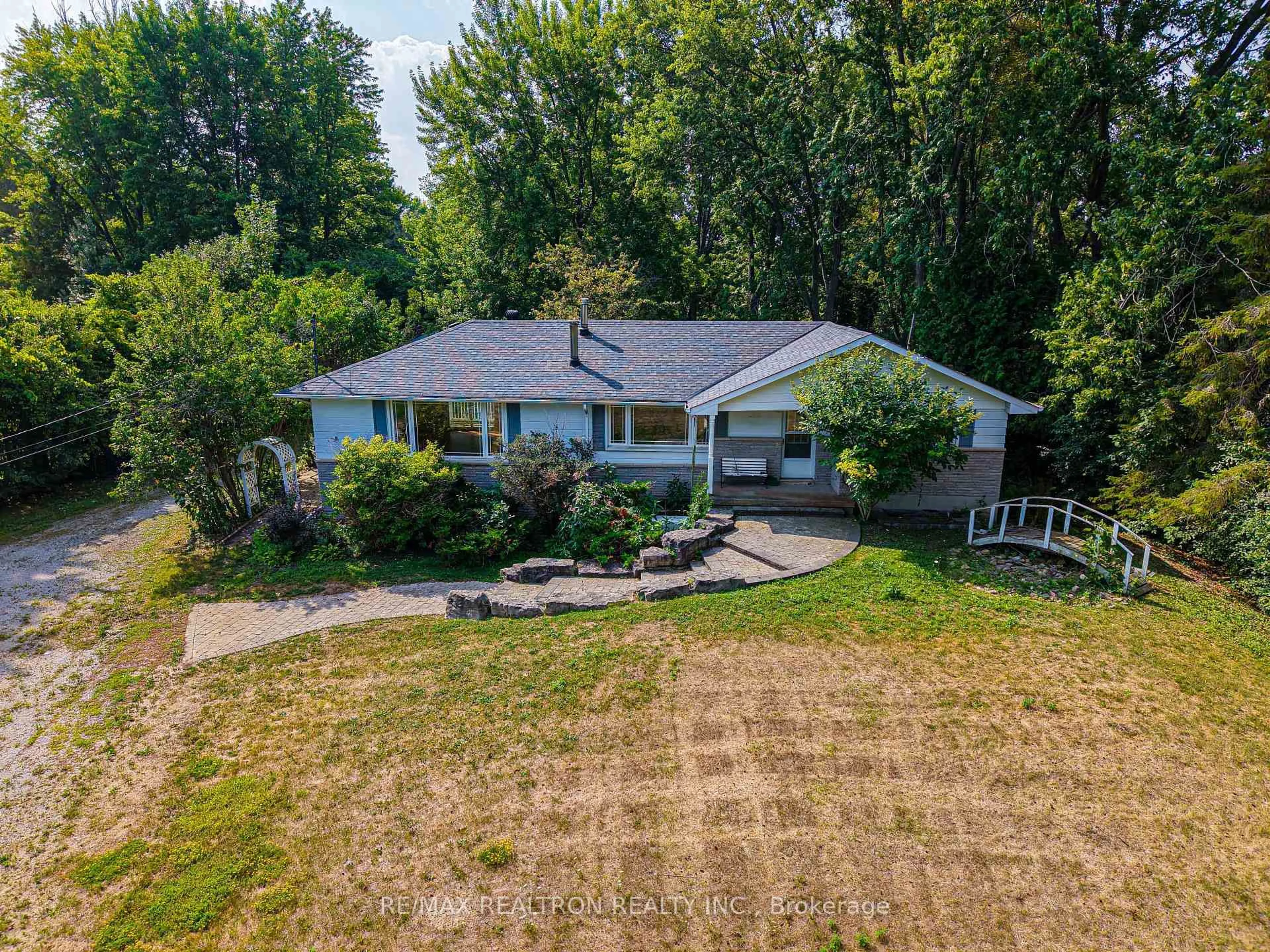 A pic from outside/outdoor area/front of a property/back of a property/a pic from drone, unknown for 1181 Ravenshoe Rd, East Gwillimbury Ontario L9P 1R2