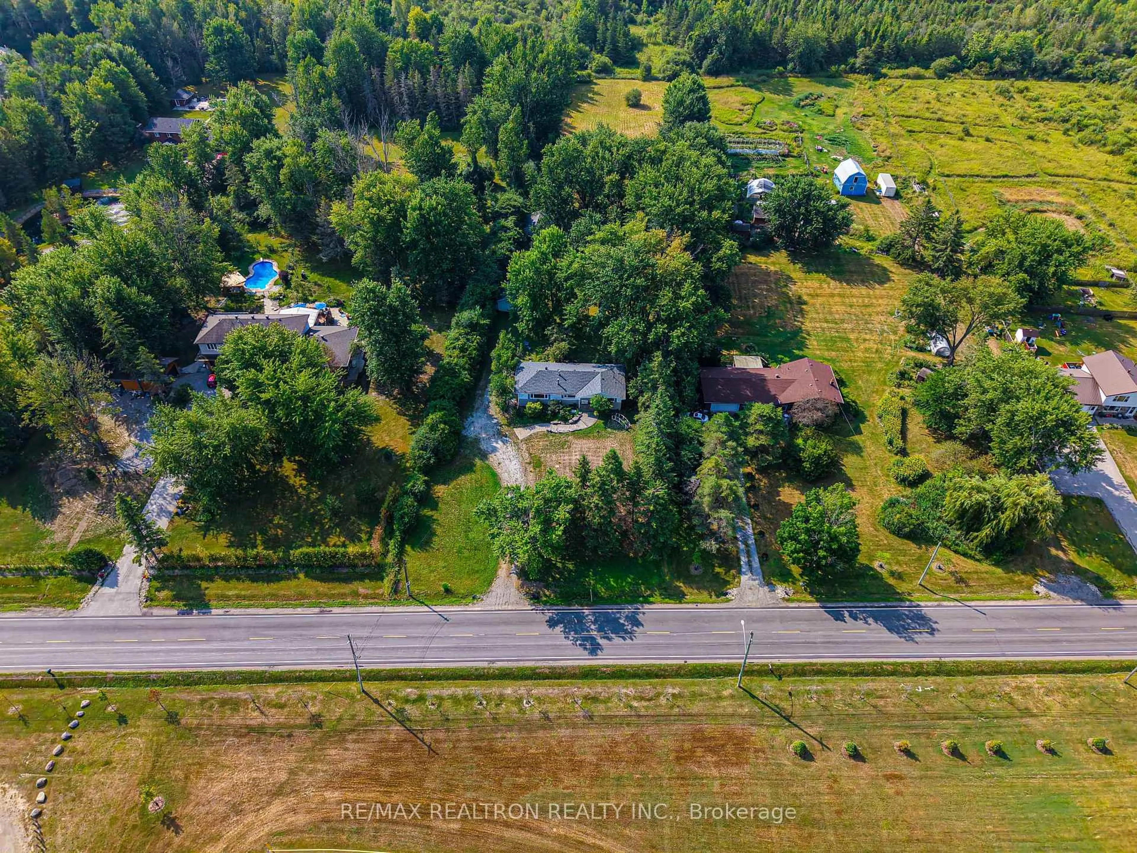 A pic from outside/outdoor area/front of a property/back of a property/a pic from drone, street for 1181 Ravenshoe Rd, East Gwillimbury Ontario L9P 1R2