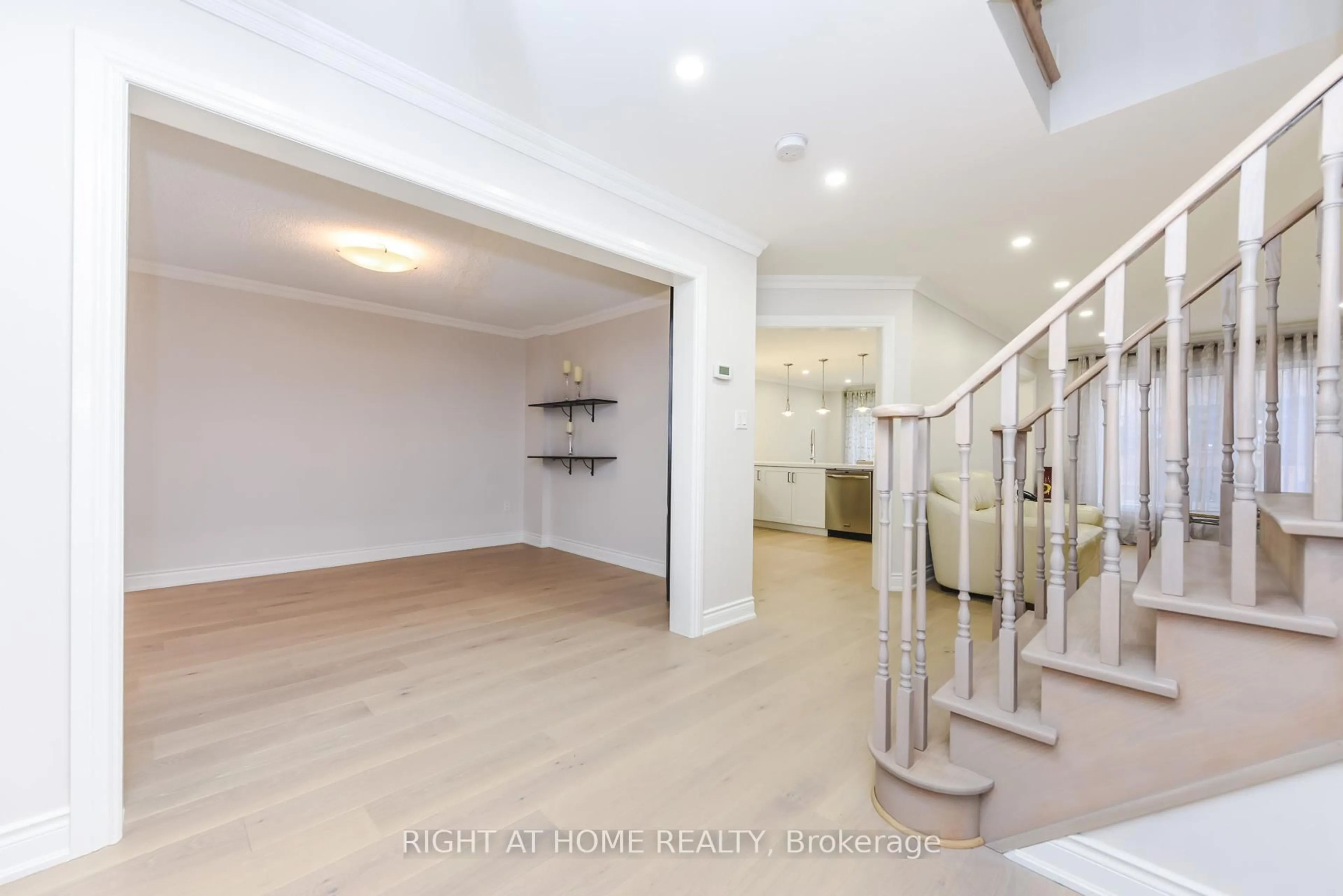 Unknown for 105 Panorama Cres, Vaughan Ontario L4H 1J9