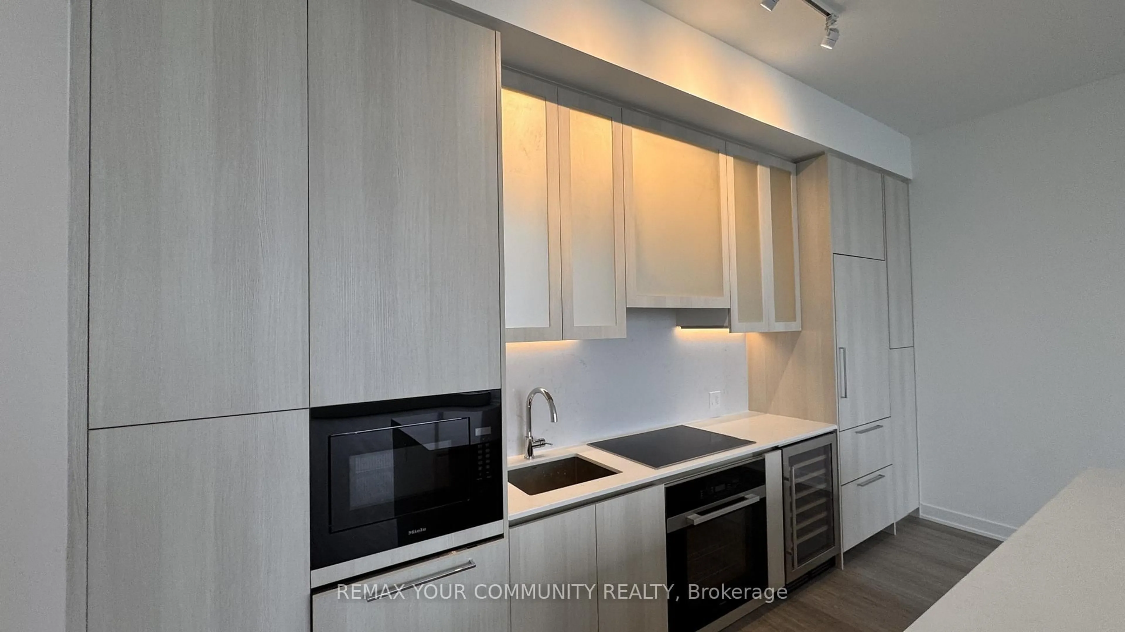 Unknown for 8188 Yonge St #1004, Vaughan Ontario L4J 0M2