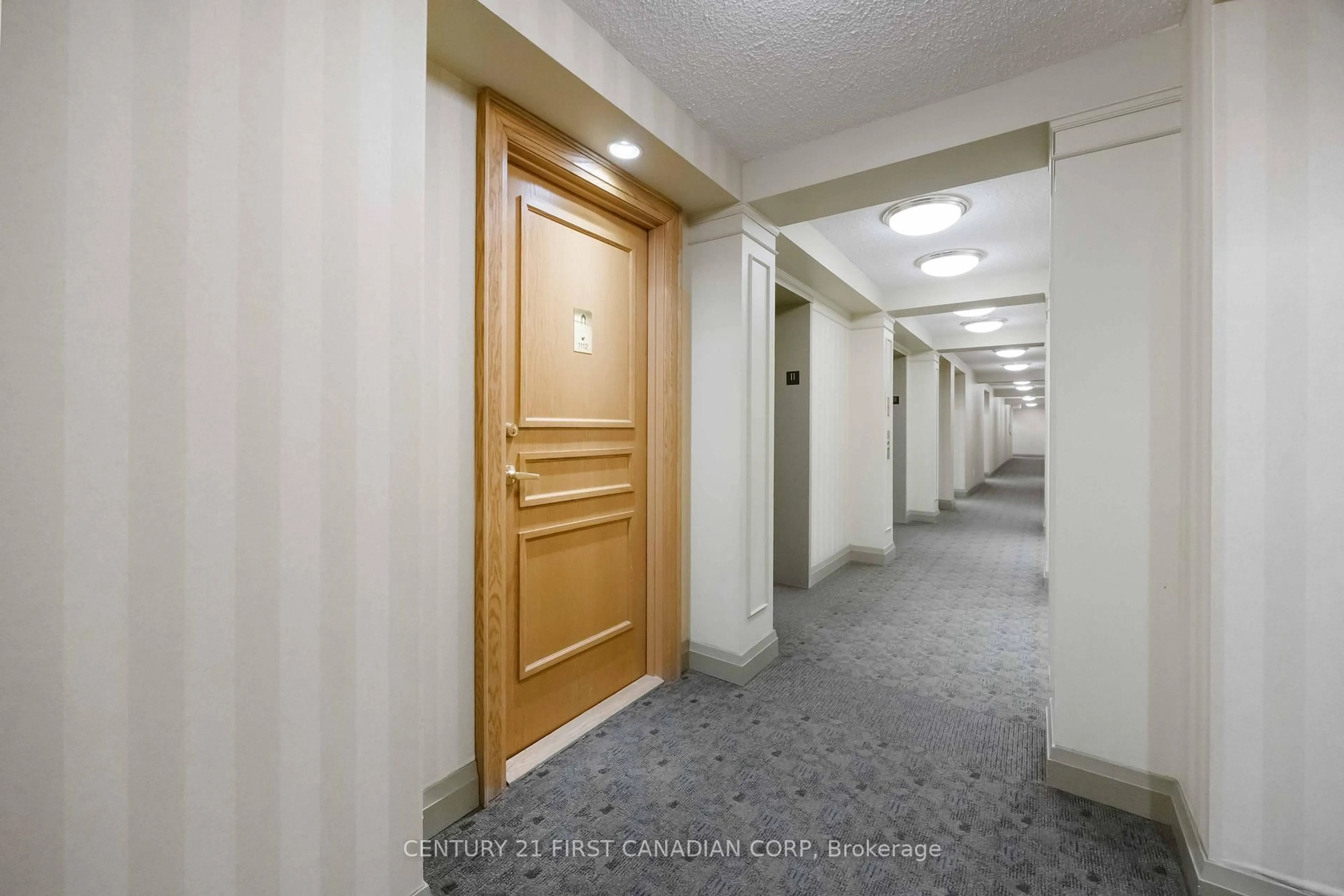 Indoor foyer for 9 Northern Hts Dr #1112, Richmond Hill Ontario L4B 4M5