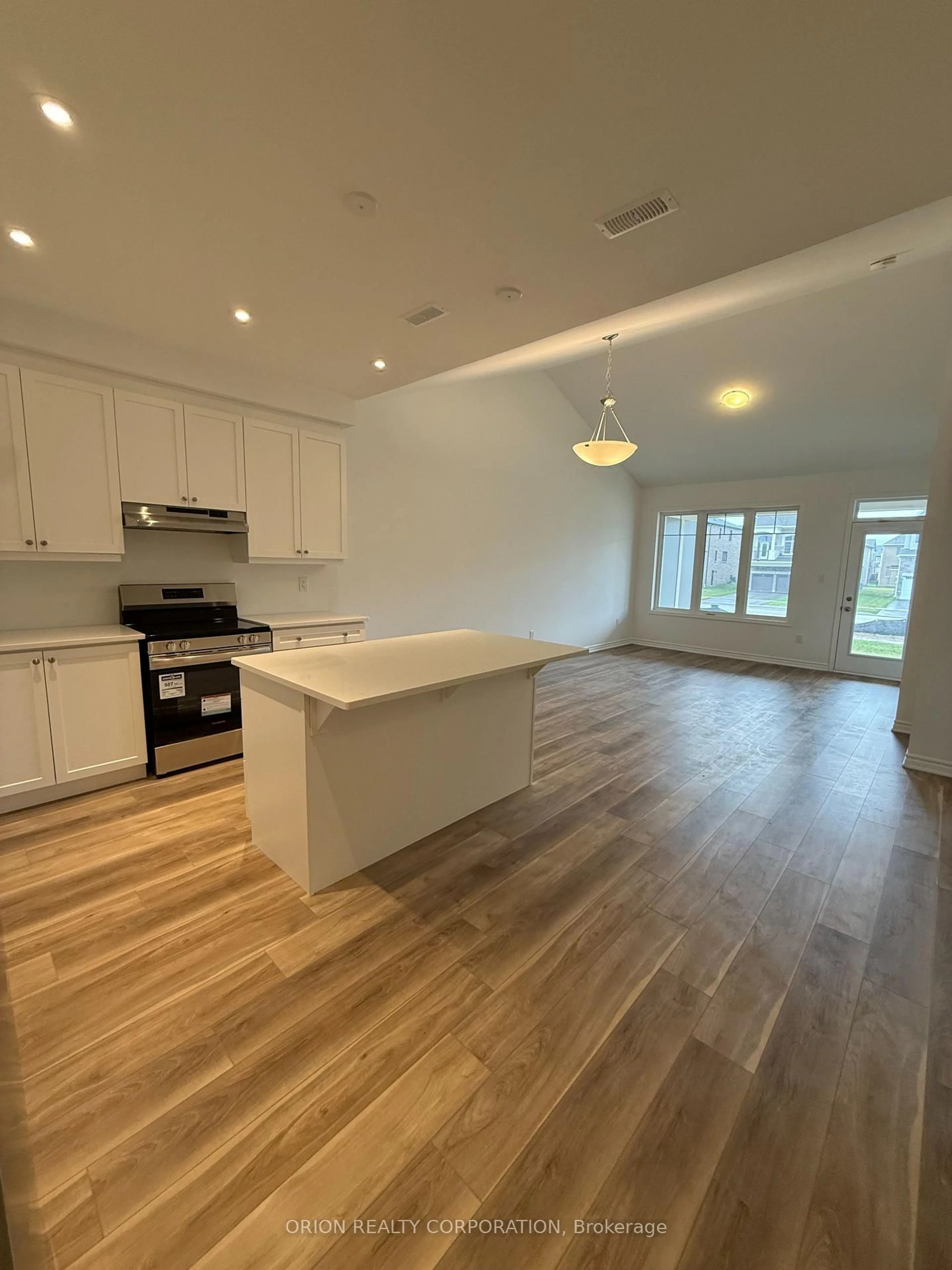 Open concept kitchen, wood/laminate floor for 706 Sargeant Pl, Innisfil Ontario L9S 0S9