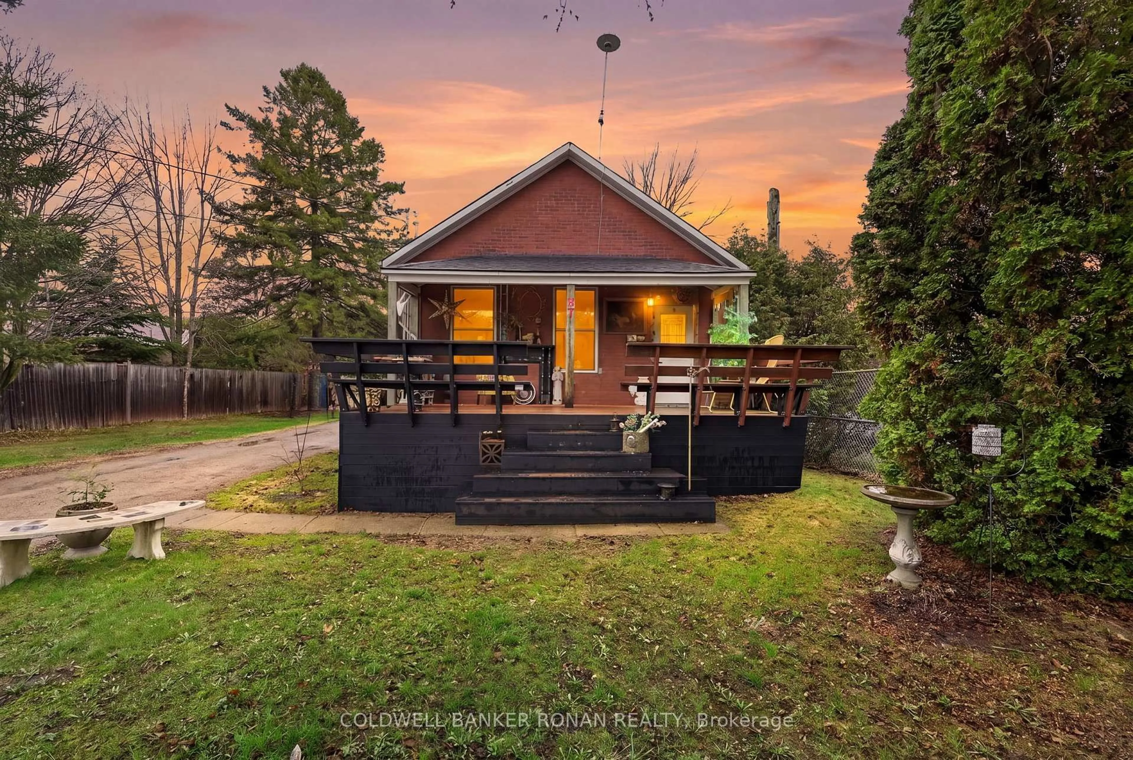 A pic from outside/outdoor area/front of a property/back of a property/a pic from drone, street for 87 Wellington St, New Tecumseth Ontario L9R 1G7