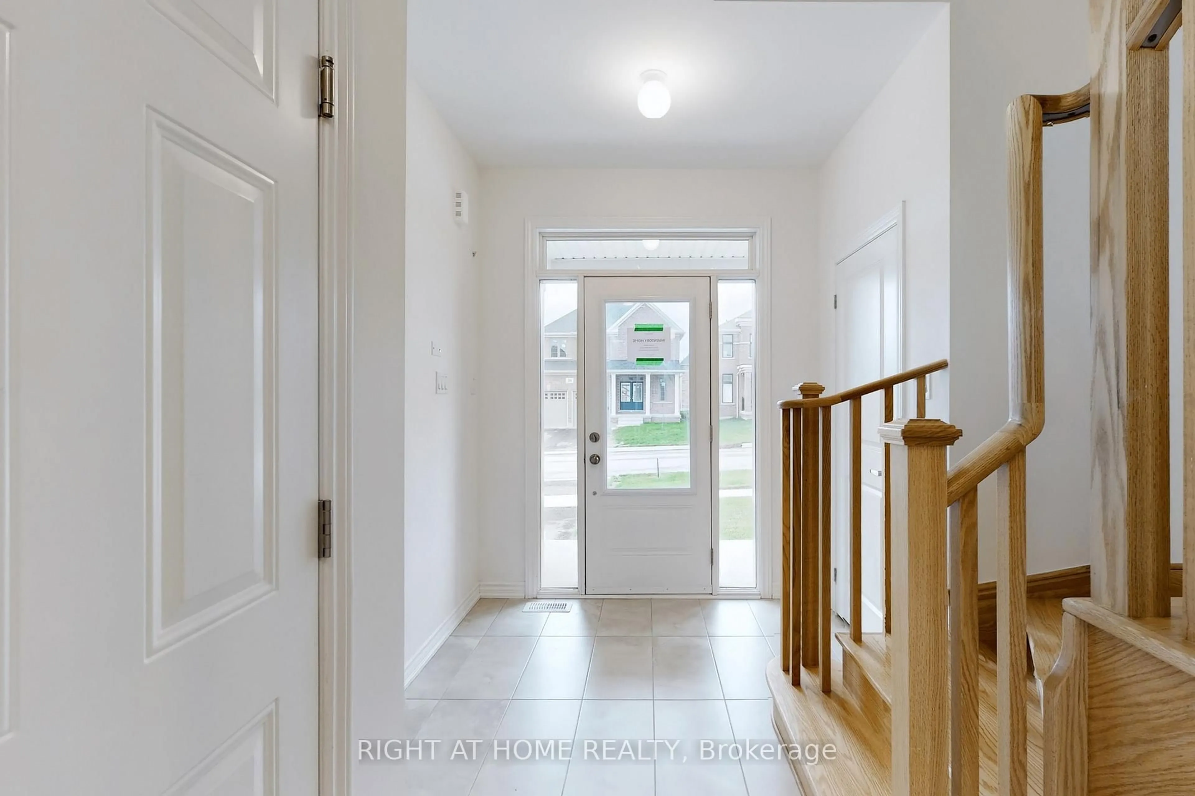 Indoor entryway for 40 Ainslie Hill Cres, Georgina Ontario L0E 1R0