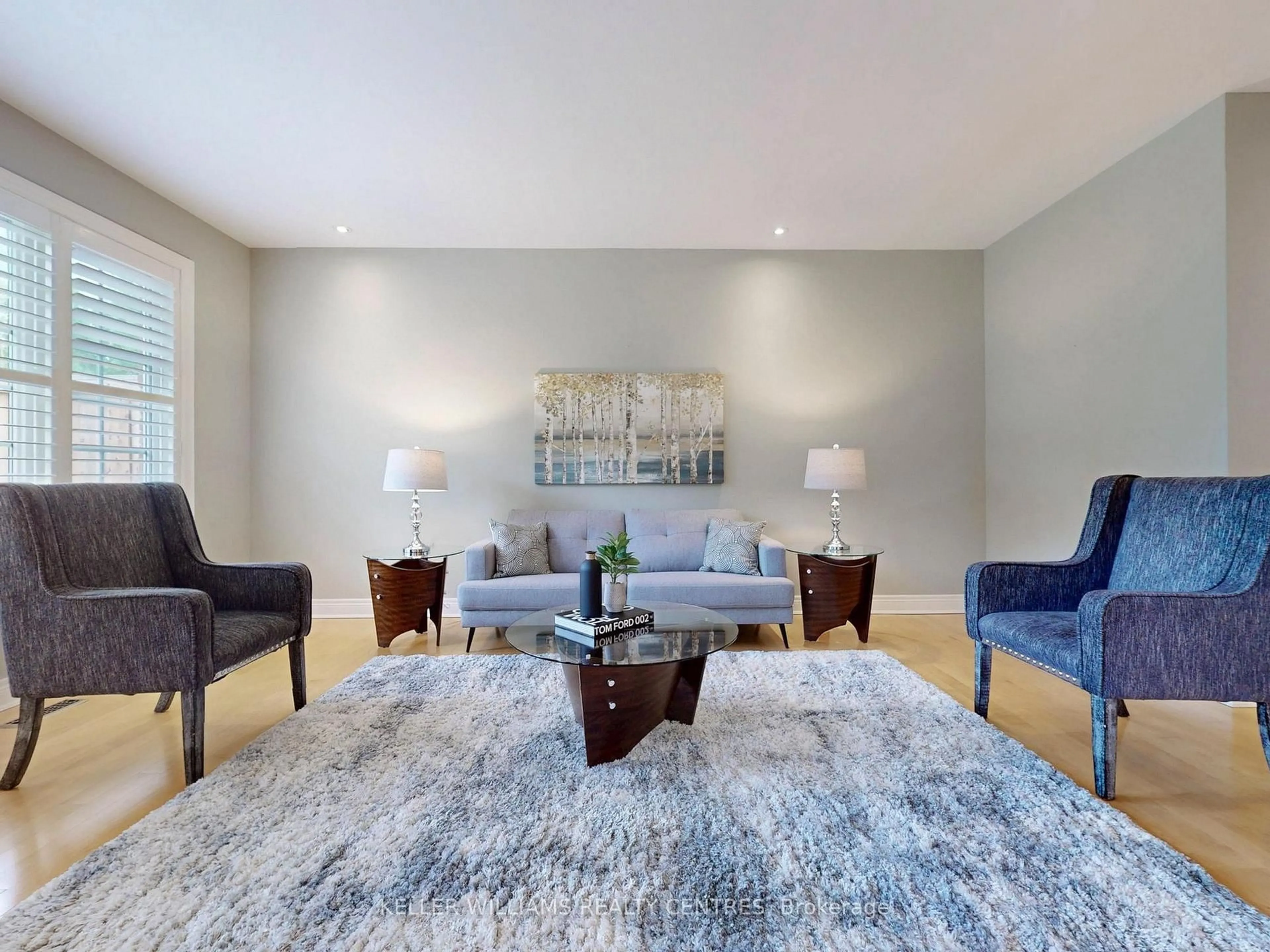 Living room with furniture, carpet floor for 29 Tucker Crt, Aurora Ontario L4G 7T2