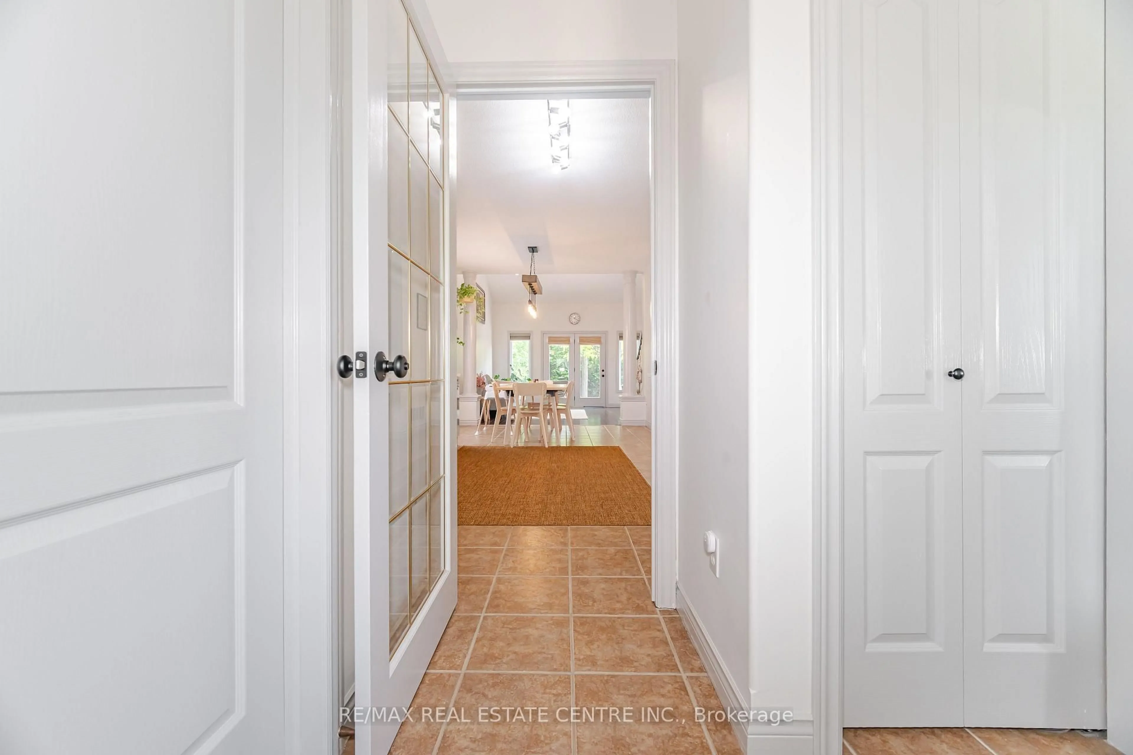 Indoor entryway for 39 Stoneham St, New Tecumseth Ontario L9R 2E6